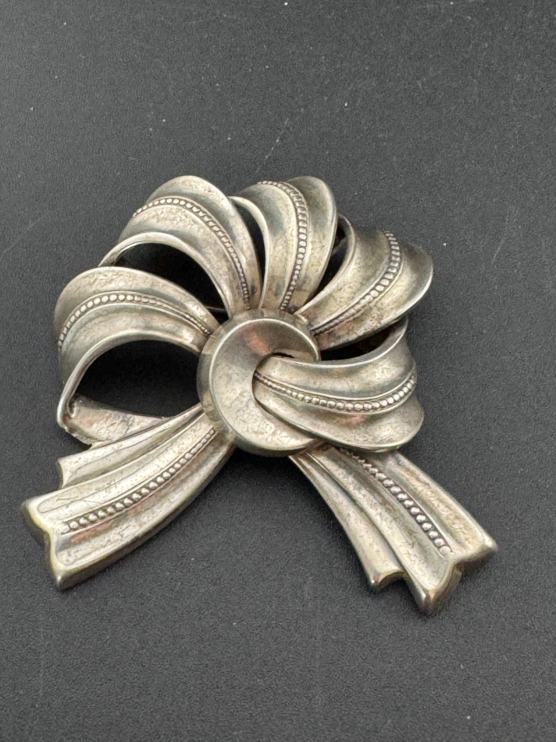 Vintage Mexican silver bow brooch, large embossed 6cm