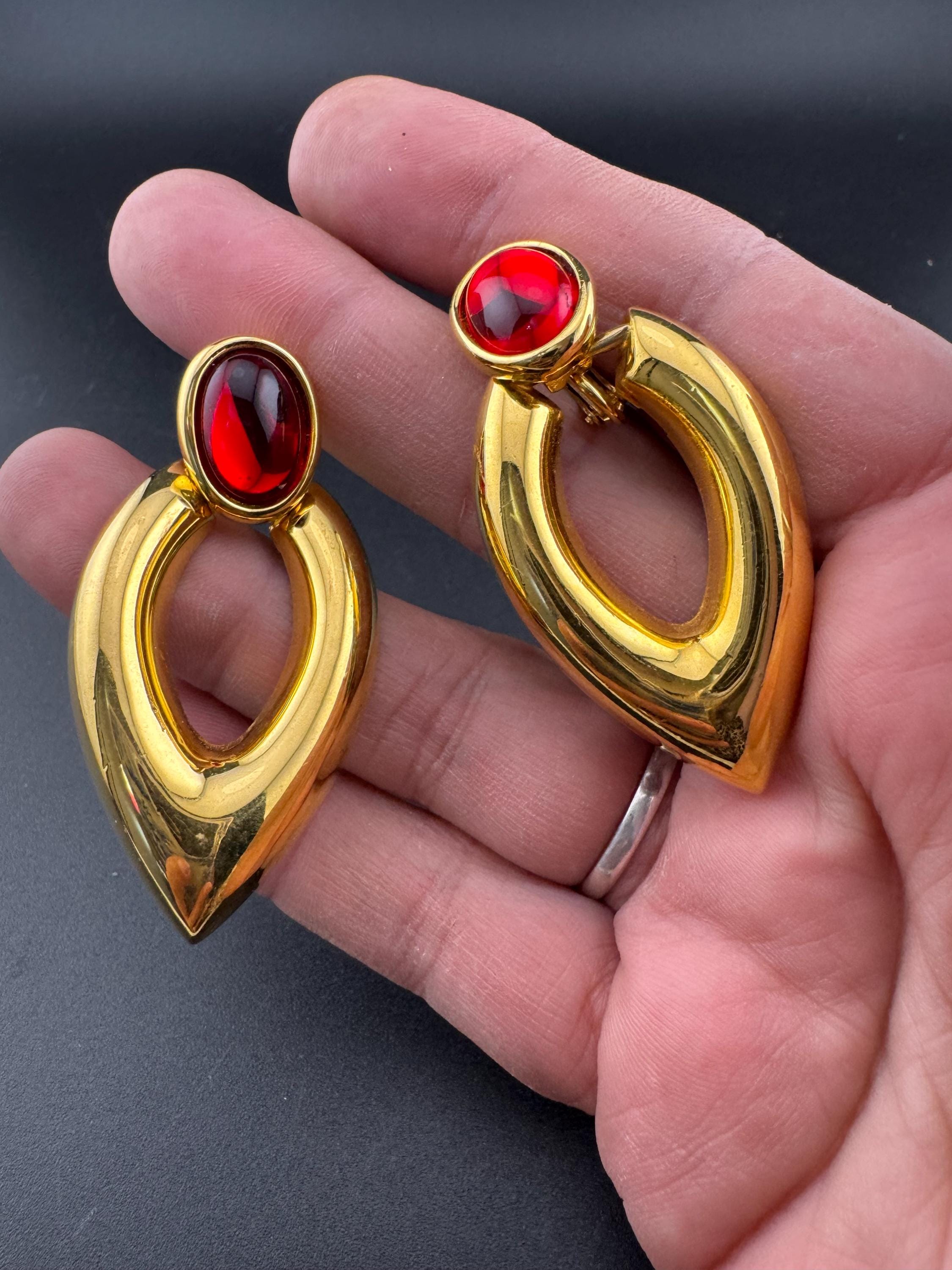 Signed Napier vintage 1980s Gold tone ruby red cabochon large pair of classic door knocker dangly drop clip on earrings