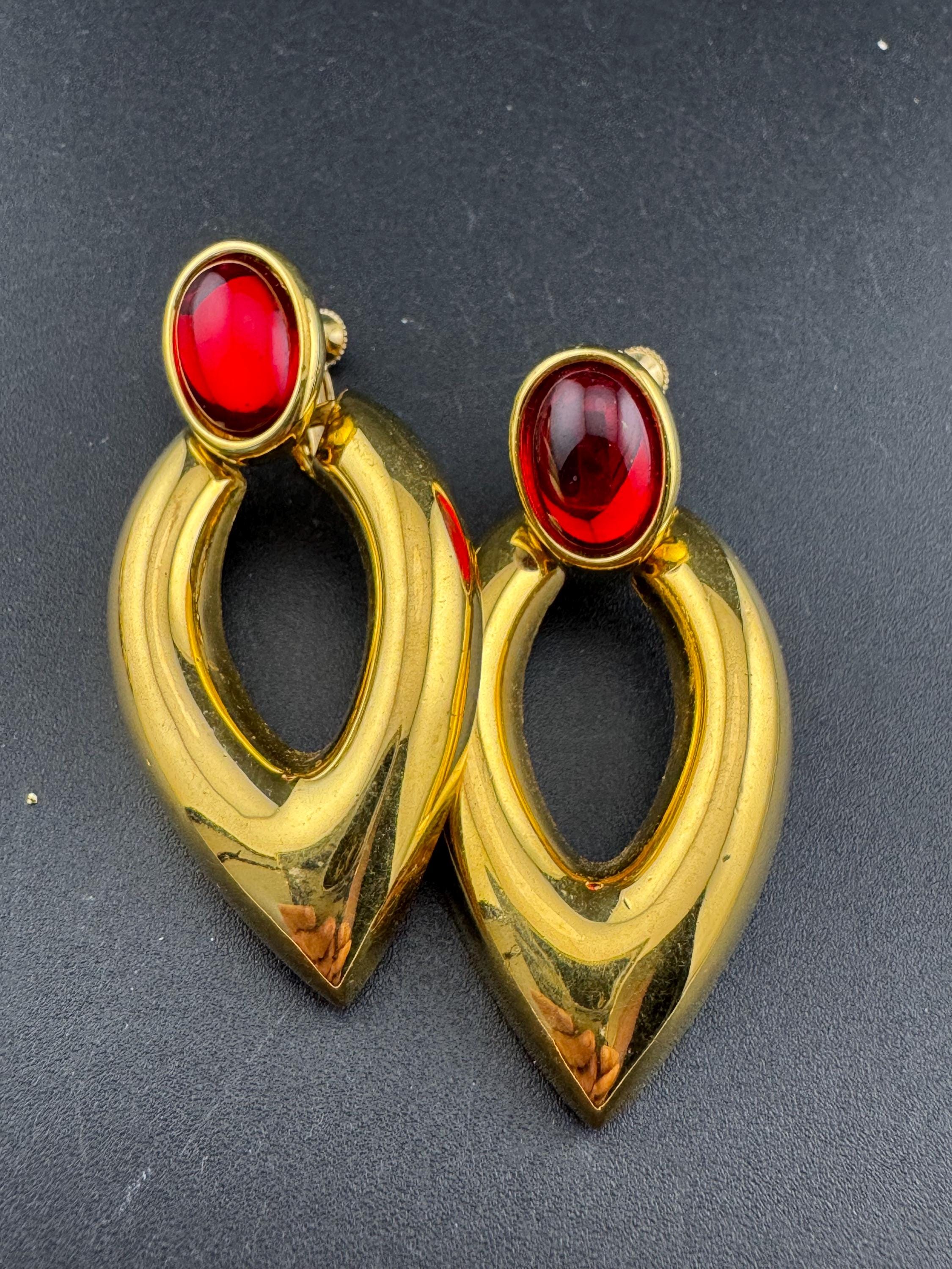 Signed Napier vintage 1980s Gold tone ruby red cabochon large pair of classic door knocker dangly drop clip on earrings