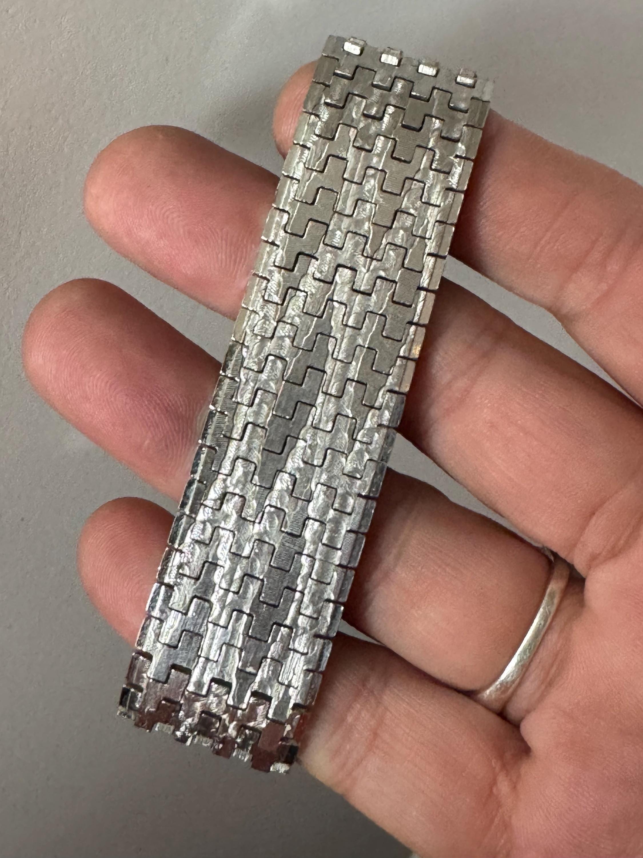 1970s Italian rhodium plated articulated textured modernist 22mm wide silver tone flat bracelet 19.5cm