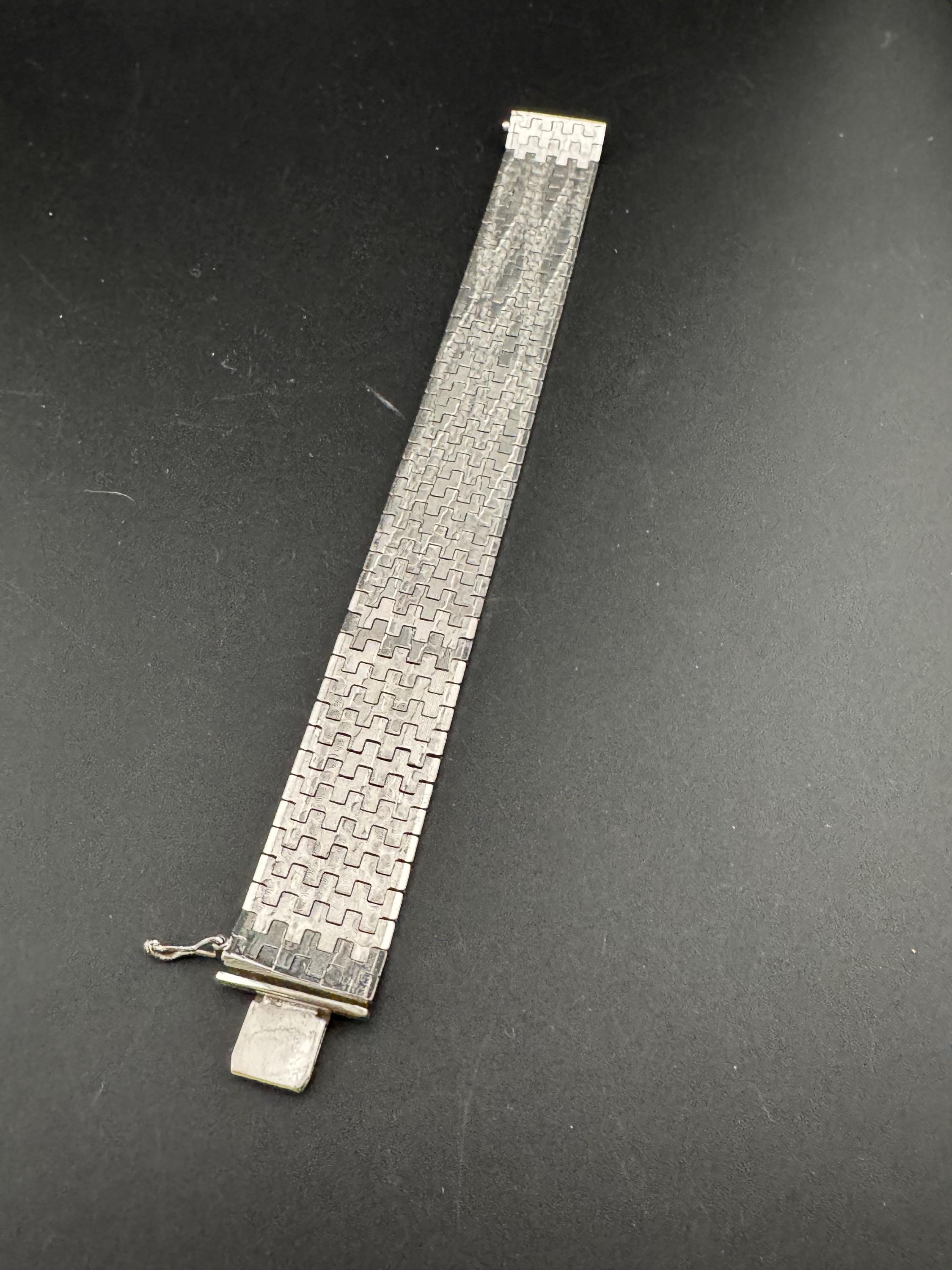 1970s Italian rhodium plated articulated textured modernist 22mm wide silver tone flat bracelet 19.5cm