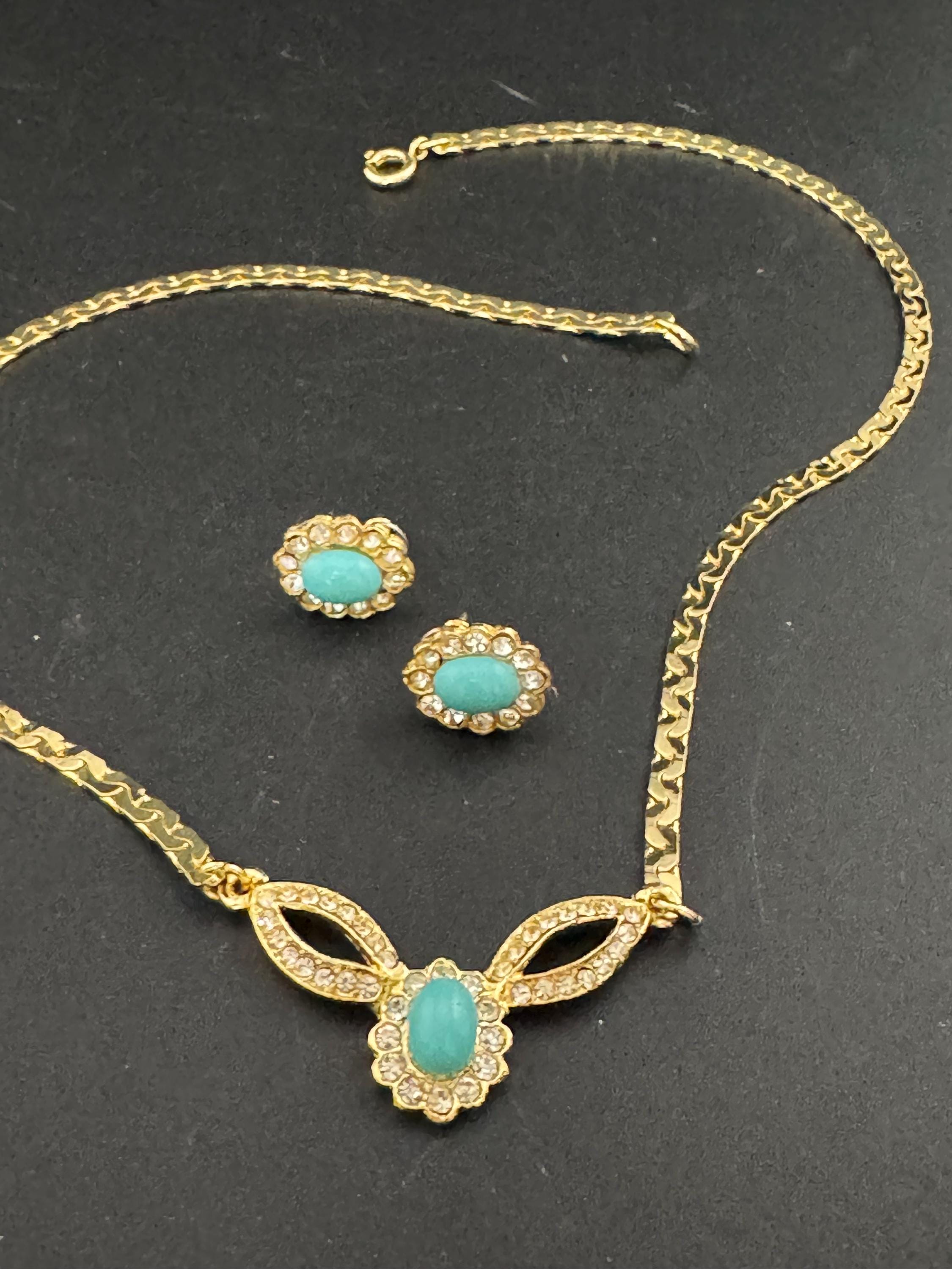 Retro oval turquoise blue cabochon gold tone jewellery set. Necklace and pierced stud earrings, clear glass diamanté gold tone Demi parure