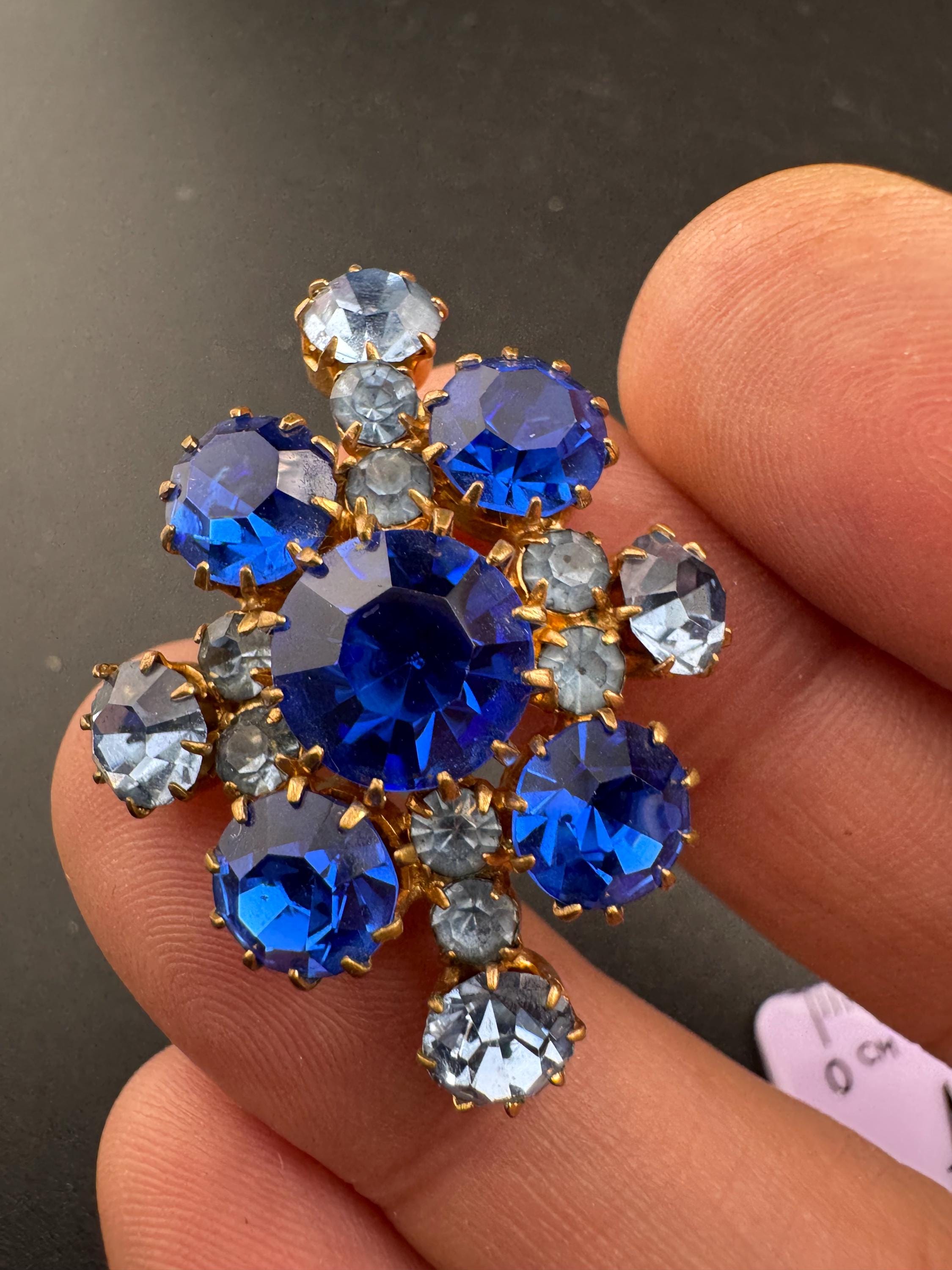 Large Vintage light and bright blue Sapphire diamanté gold tone Brooch