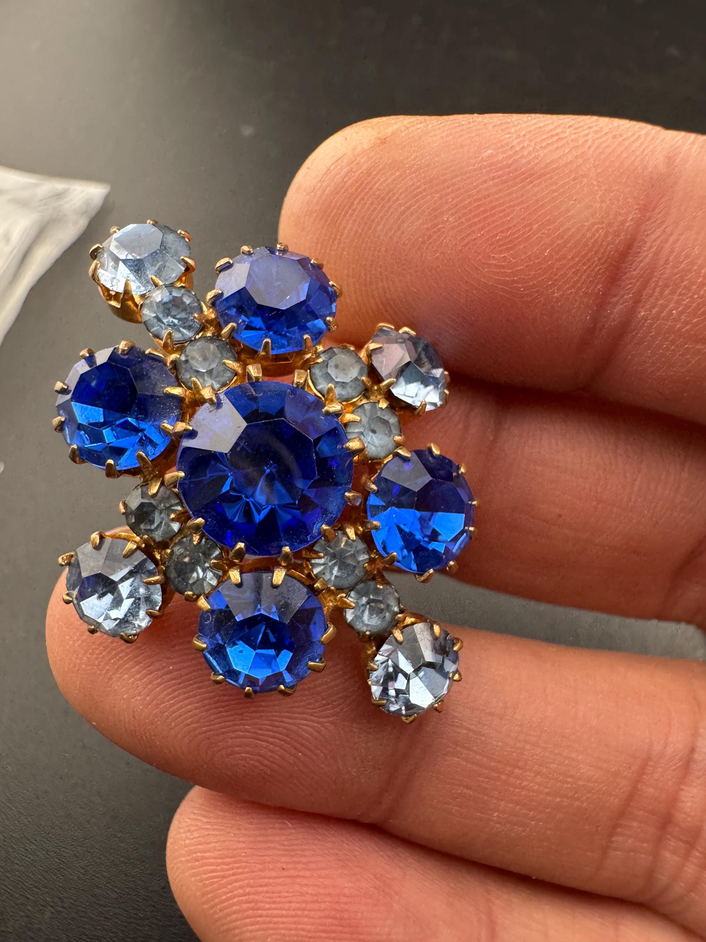 Large Vintage light and bright blue Sapphire diamanté gold tone Brooch