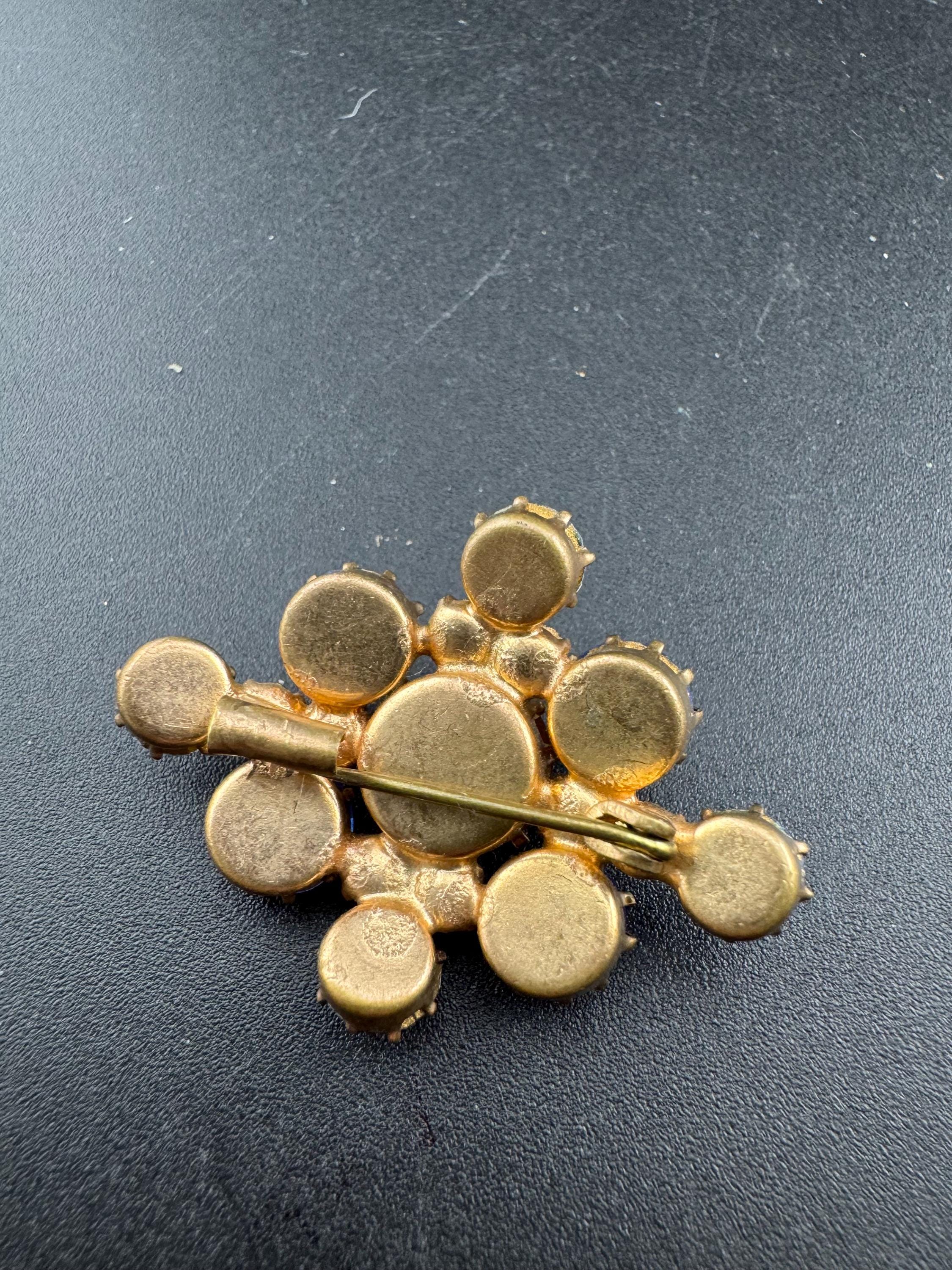 Large Vintage light and bright blue Sapphire diamanté gold tone Brooch