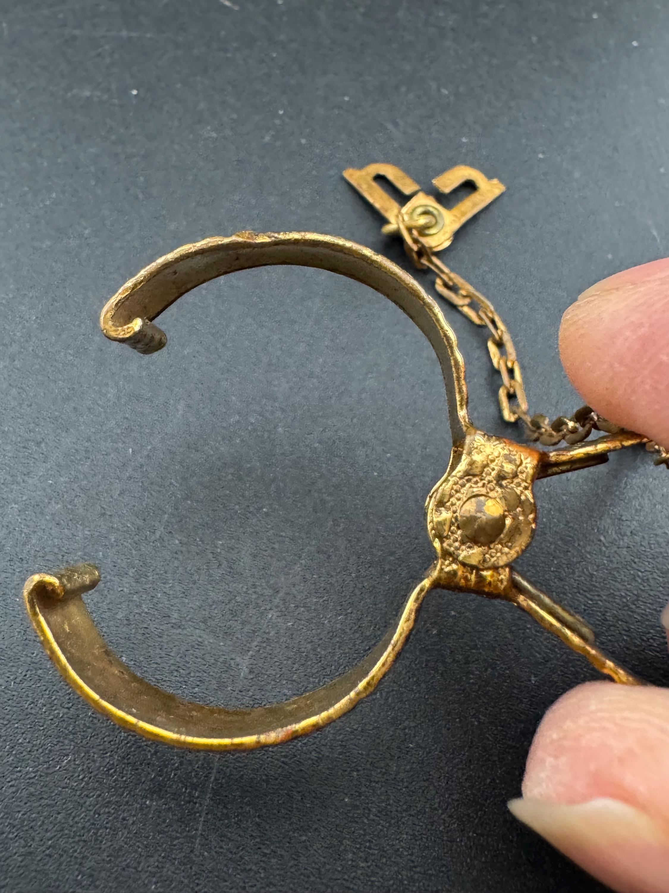 Vintage Gold Tone Glove Clip: Art Deco Handbag Accessory