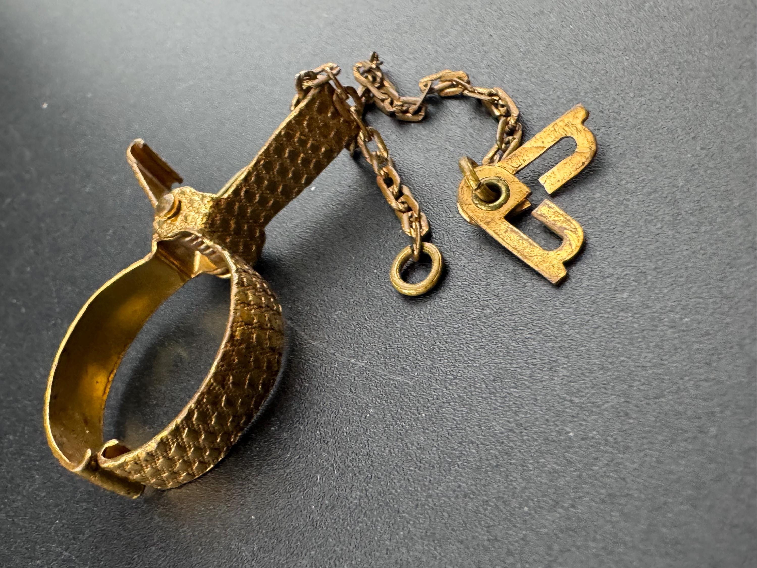 Vintage Gold Tone Glove Clip: Art Deco Handbag Accessory