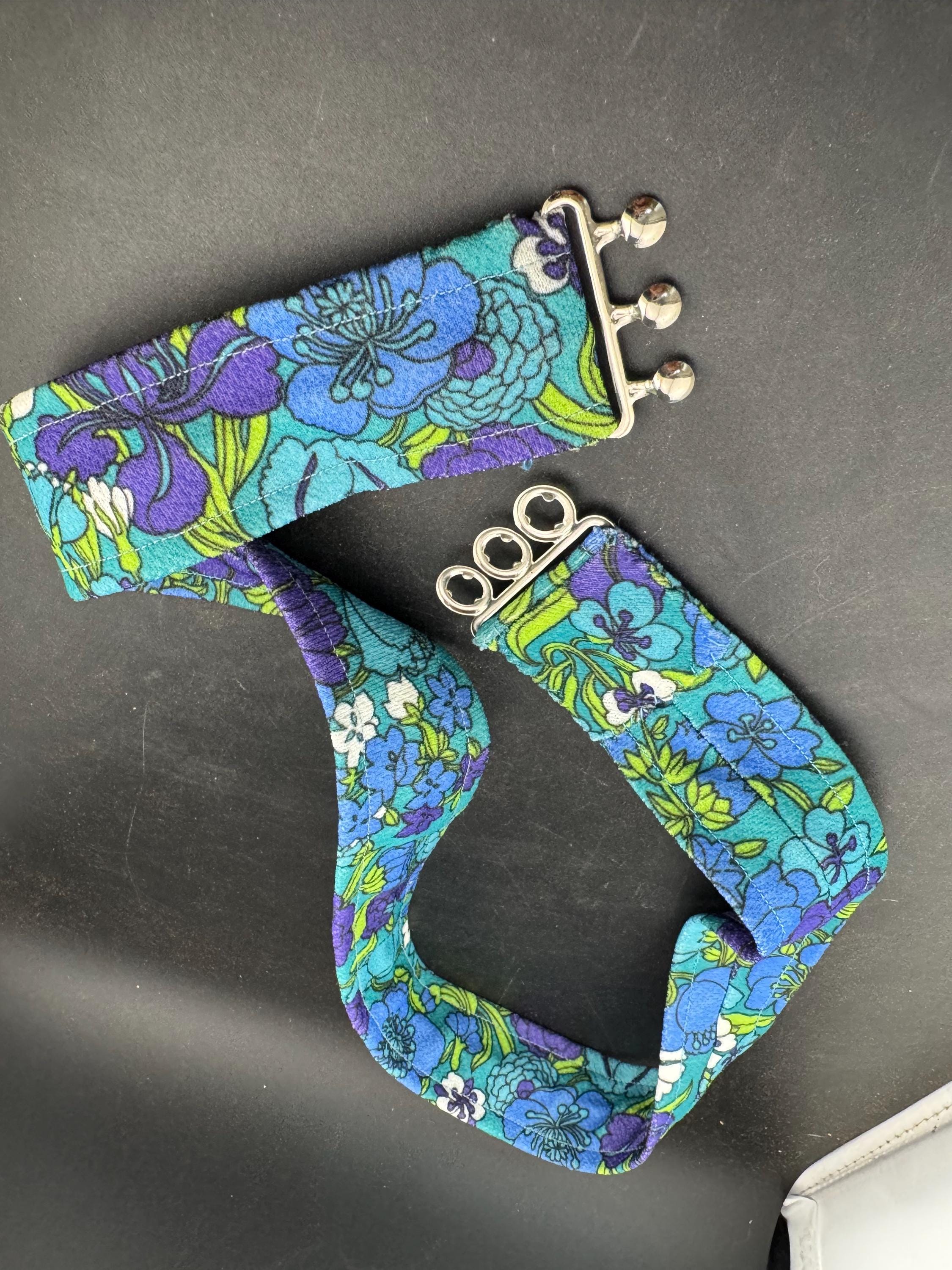 Vintage retro ladies stretch elasticated Hippy Festival Psychedelic Blue Green White Pop cinch belt silver tone buckle 1960s 1970s