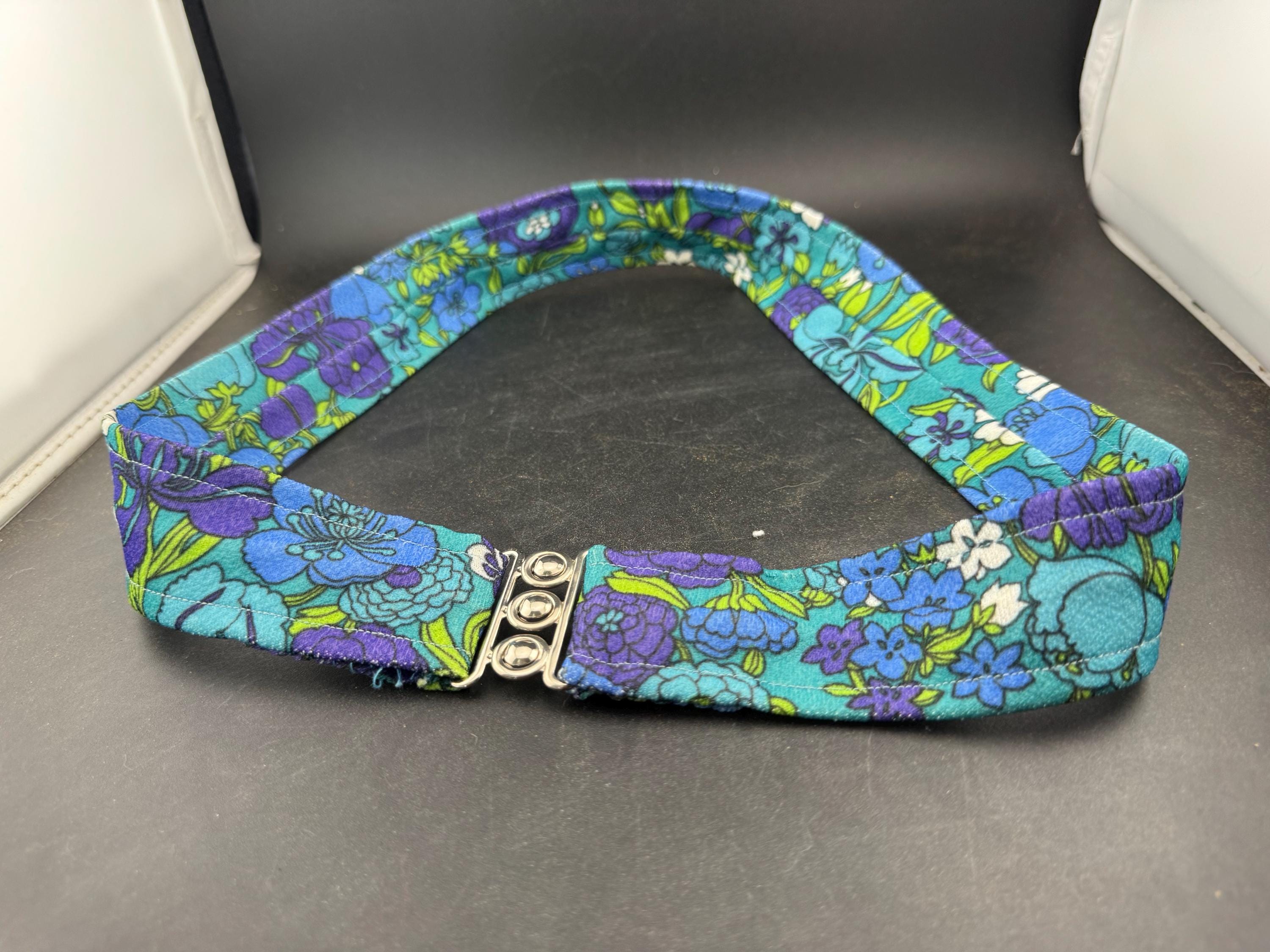 Vintage retro ladies stretch elasticated Hippy Festival Psychedelic Blue Green White Pop cinch belt silver tone buckle 1960s 1970s