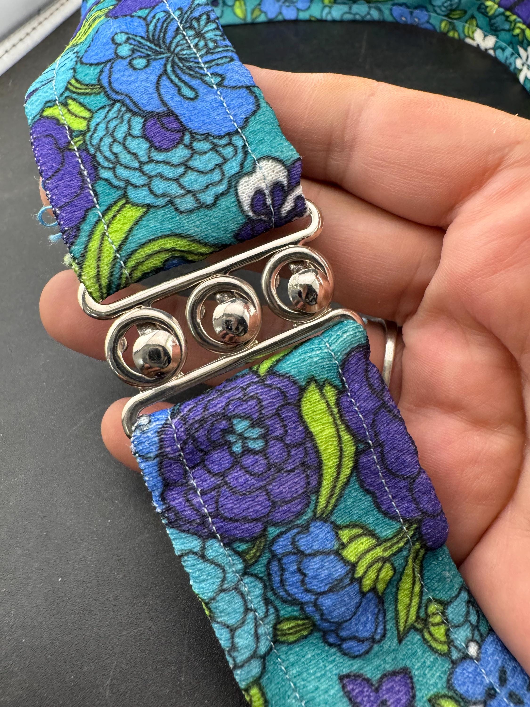 Vintage retro ladies stretch elasticated Hippy Festival Psychedelic Blue Green White Pop cinch belt silver tone buckle 1960s 1970s