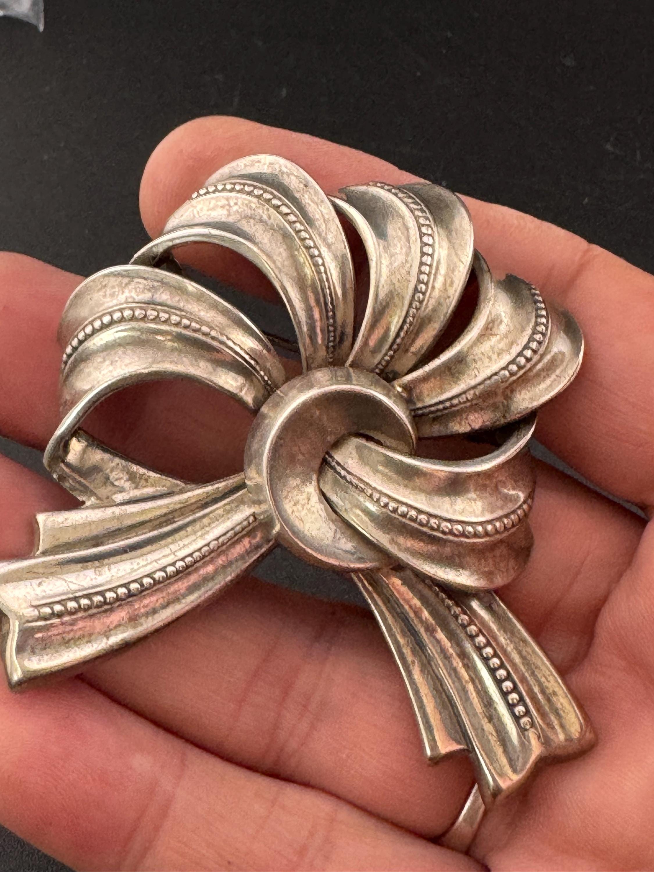 Vintage Mexican silver bow brooch, large embossed 6cm