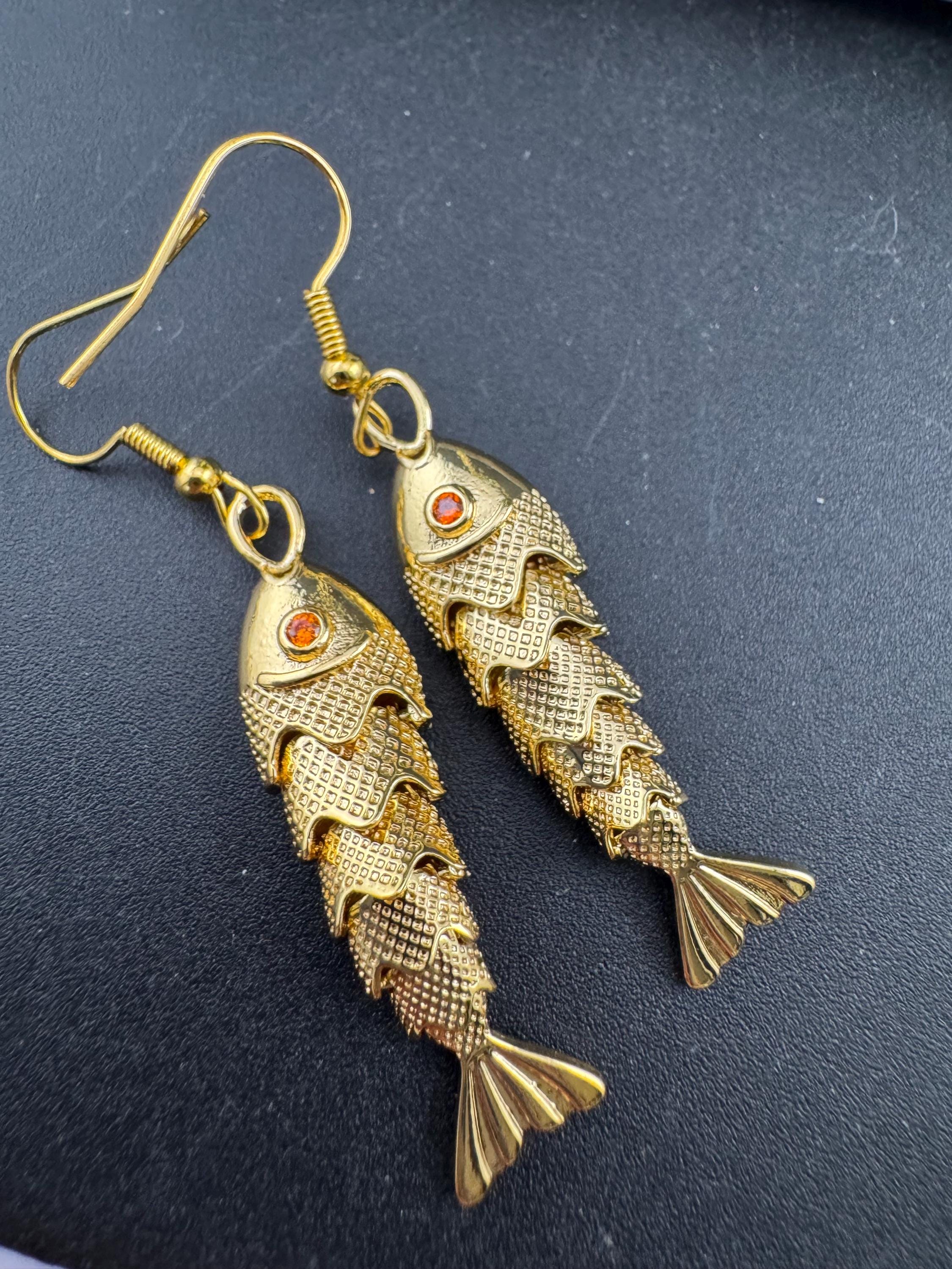 Nautical gold tone 3D novelty articulated moving fish dangly drop charm earrings for pierced ears