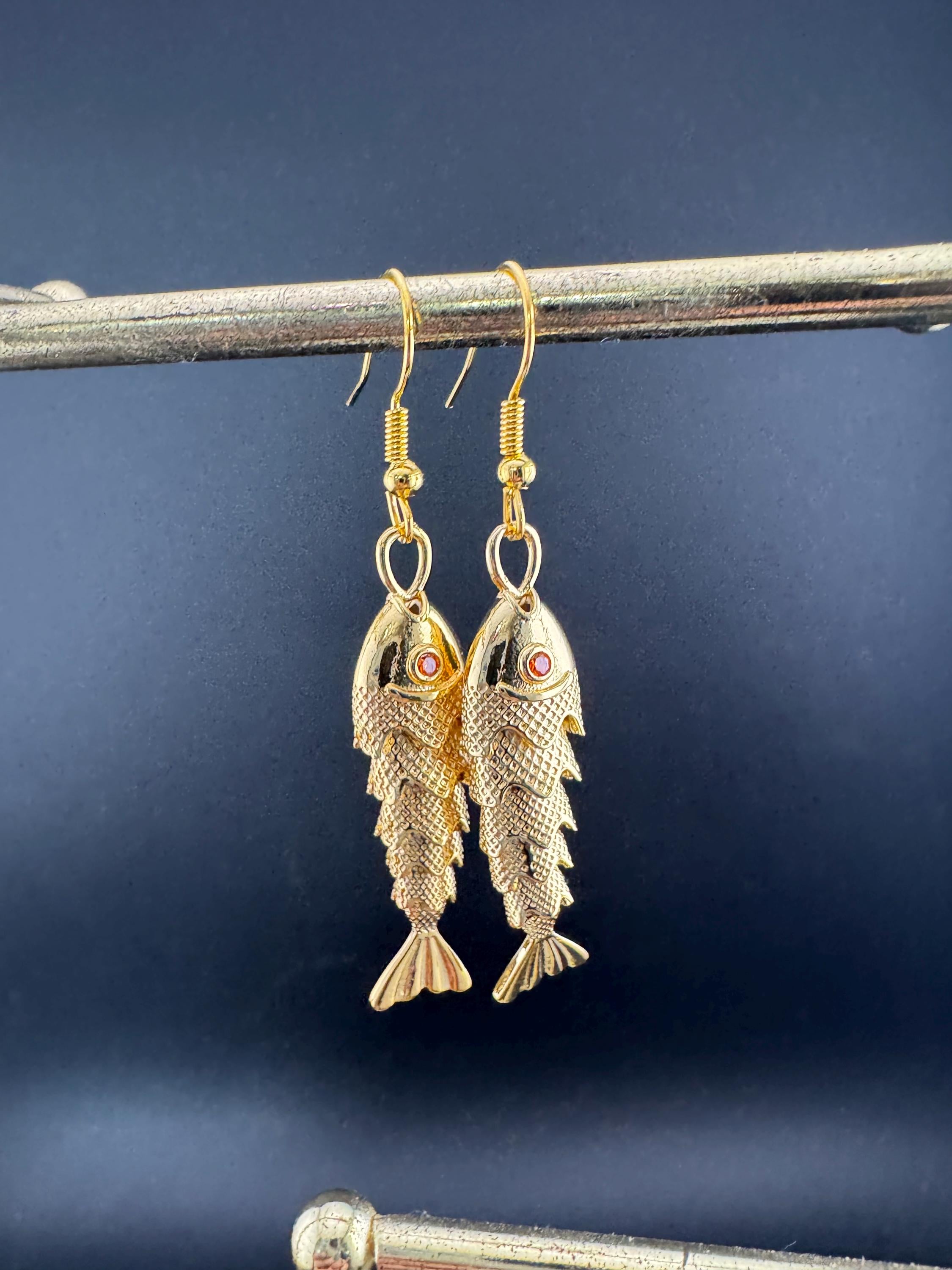 Nautical gold tone 3D novelty articulated moving fish dangly drop charm earrings for pierced ears