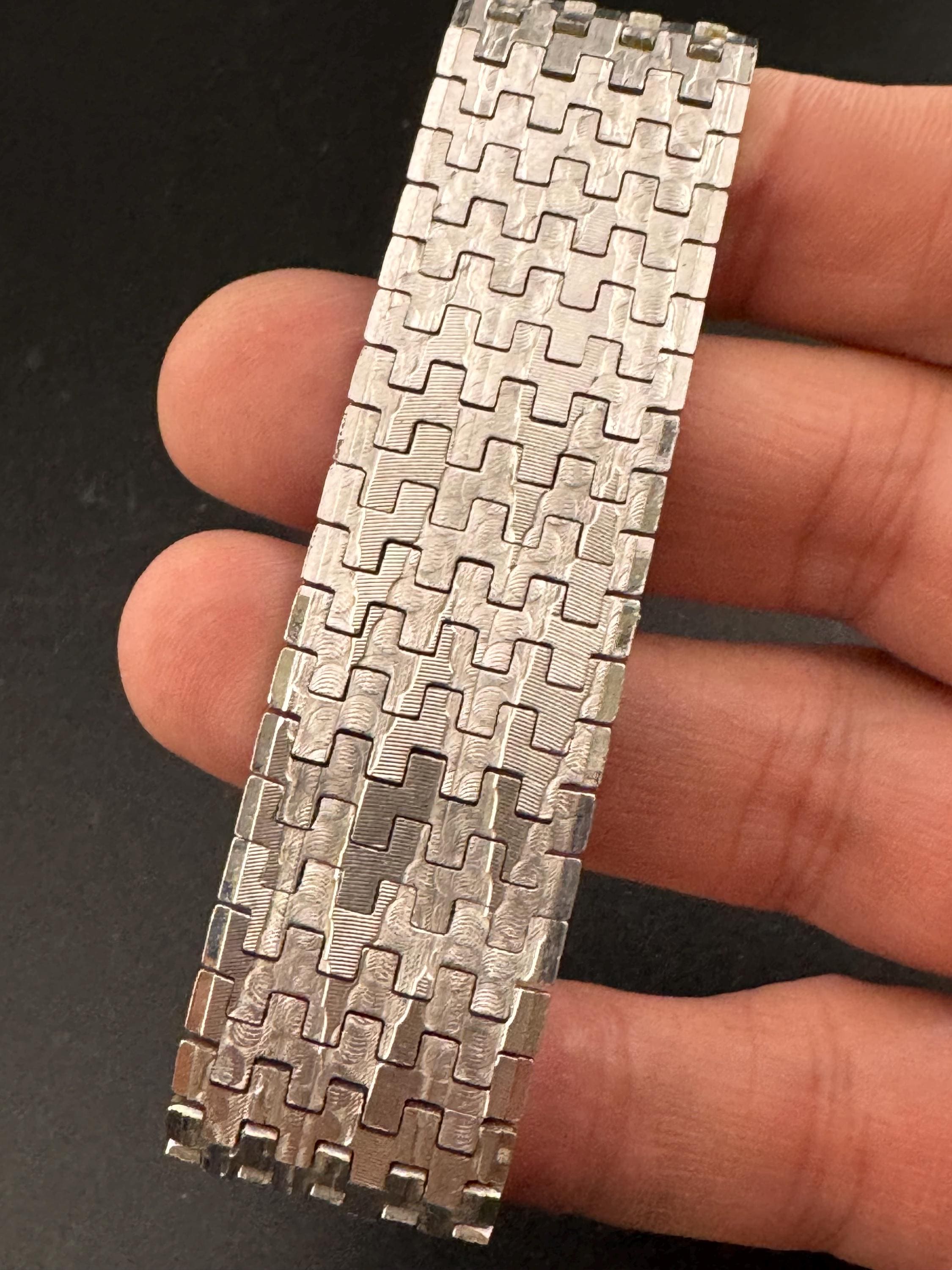 1970s Italian rhodium plated articulated textured modernist 22mm wide silver tone flat bracelet 19.5cm