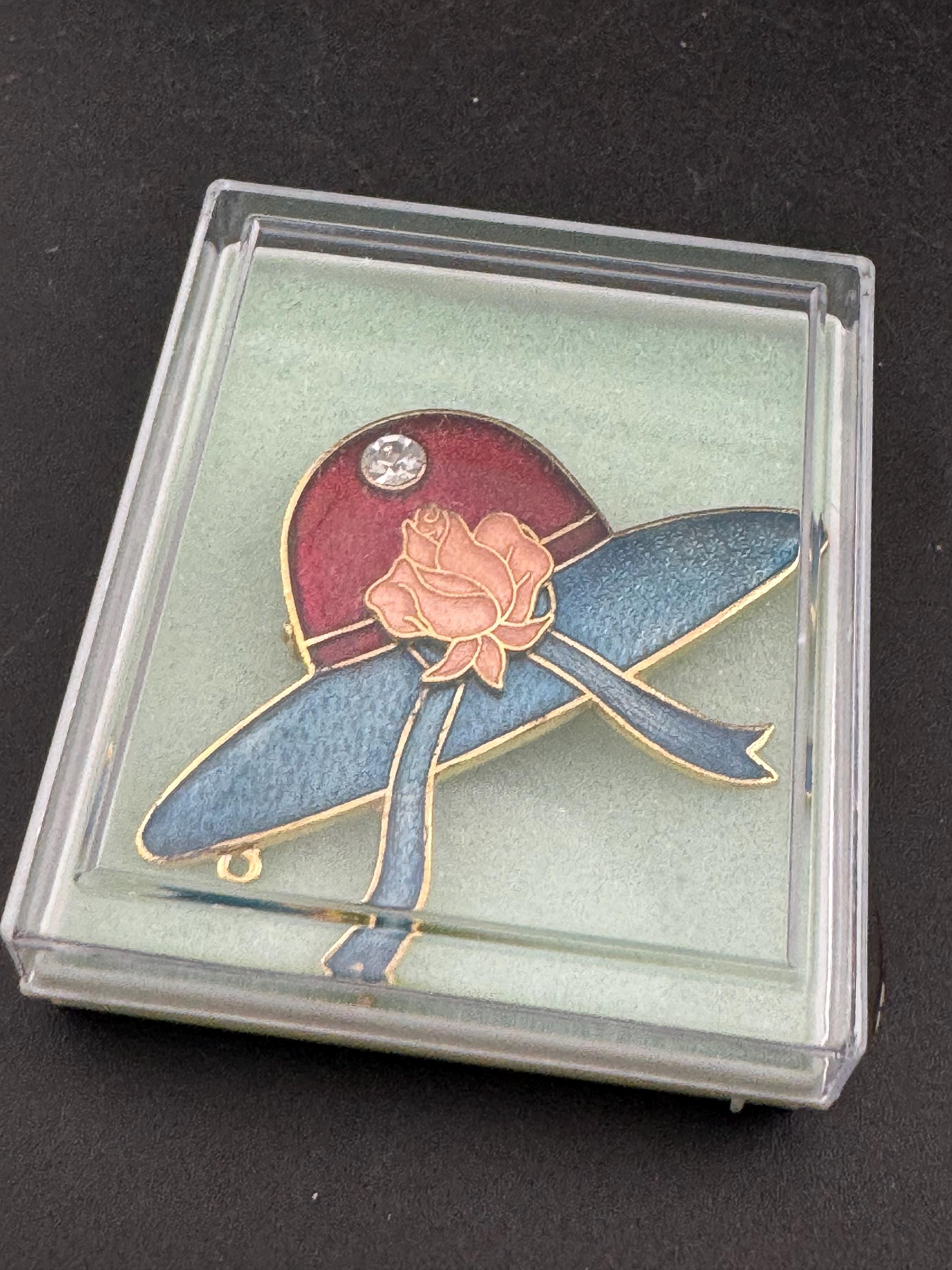 1980s novelty ladies hat turquoise blue and red cloisonné enamel gold tone brooch unused old shop stock boxed