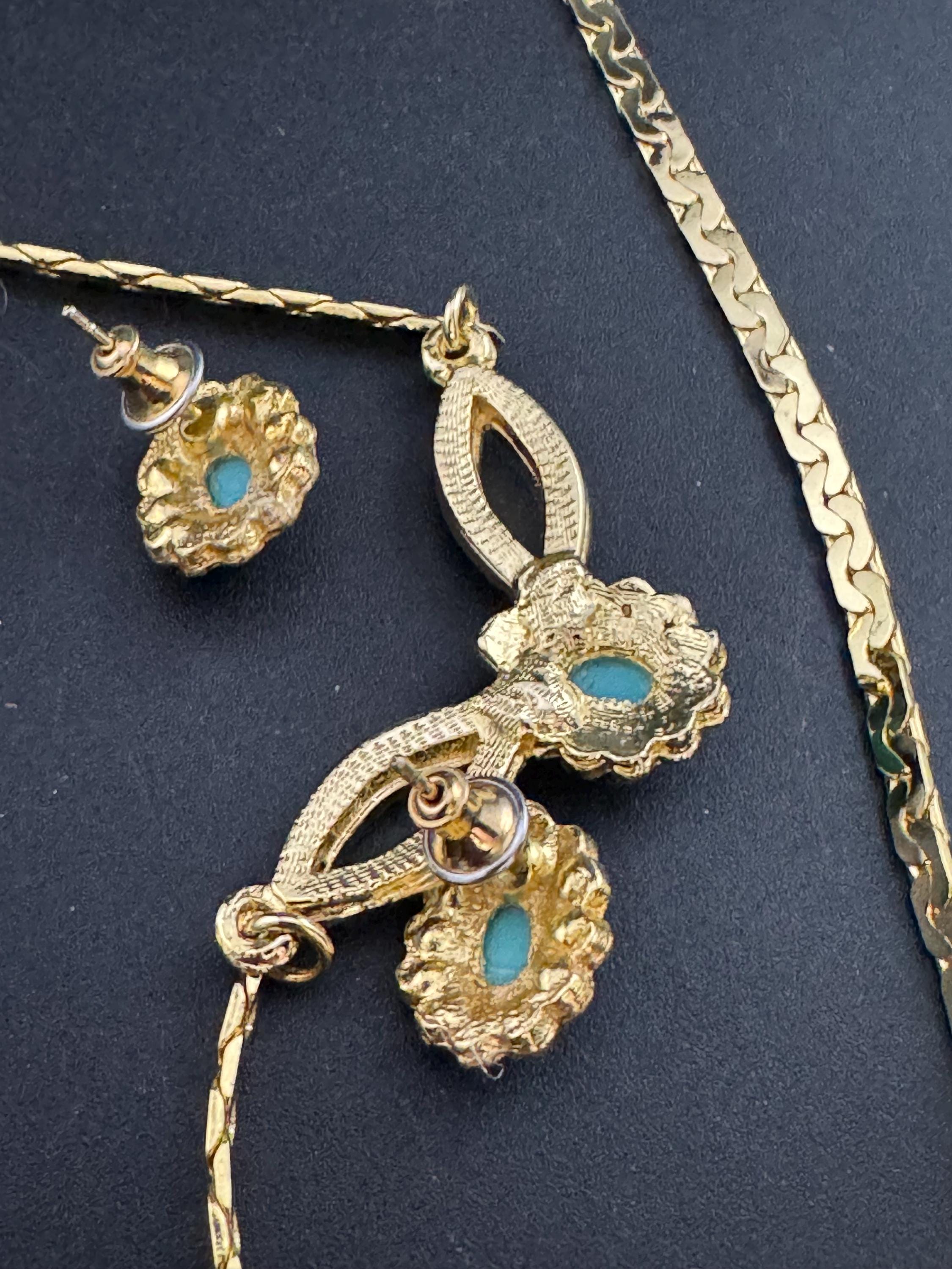 Retro oval turquoise blue cabochon gold tone jewellery set. Necklace and pierced stud earrings, clear glass diamanté gold tone Demi parure