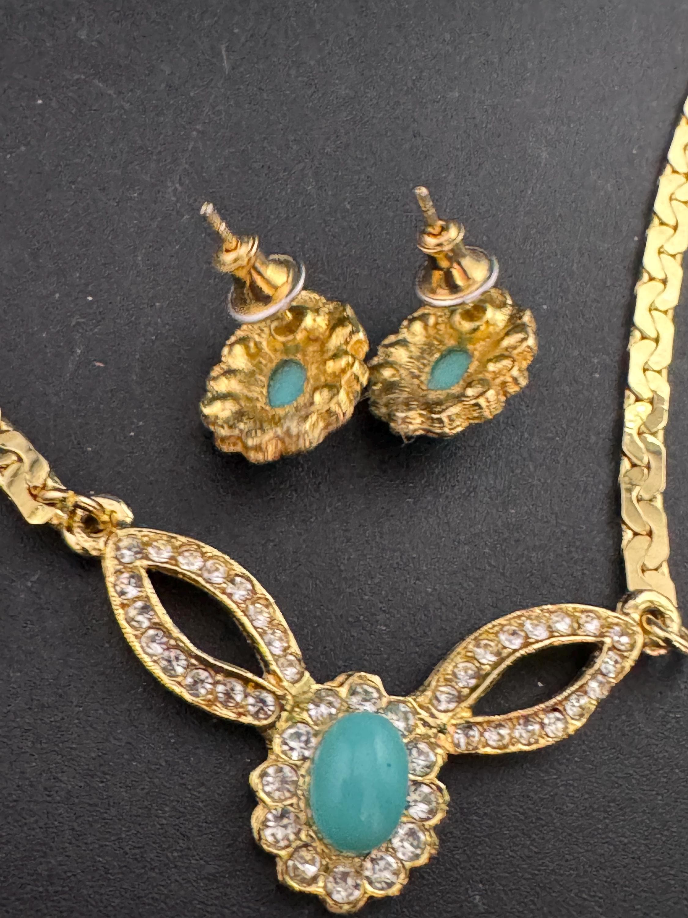 Retro oval turquoise blue cabochon gold tone jewellery set. Necklace and pierced stud earrings, clear glass diamanté gold tone Demi parure