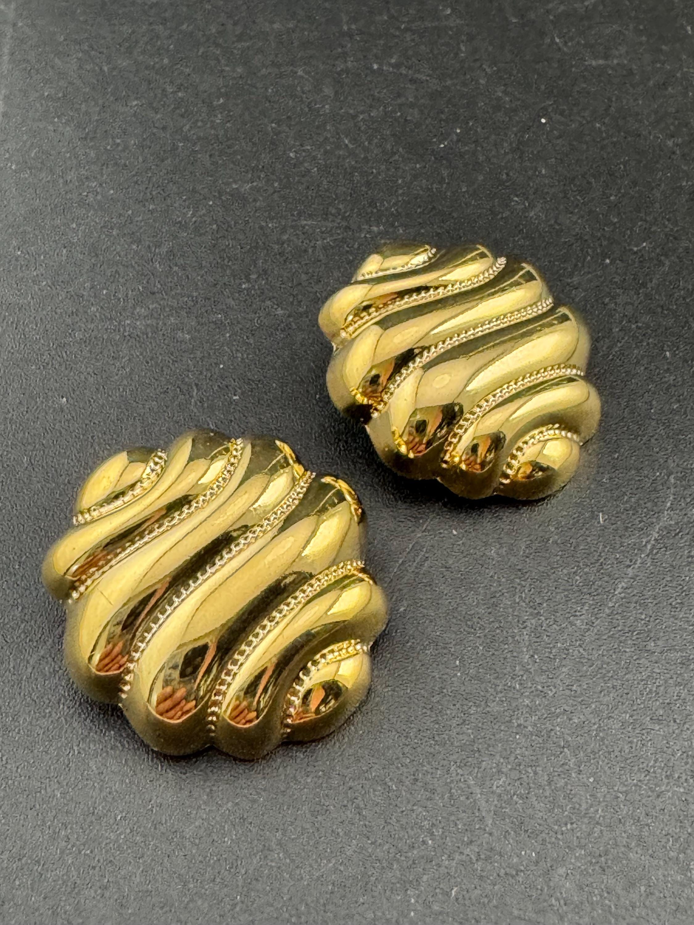 3cm Vintage 1980s punched formed metal gold tone disc stud earrings for pierced ears