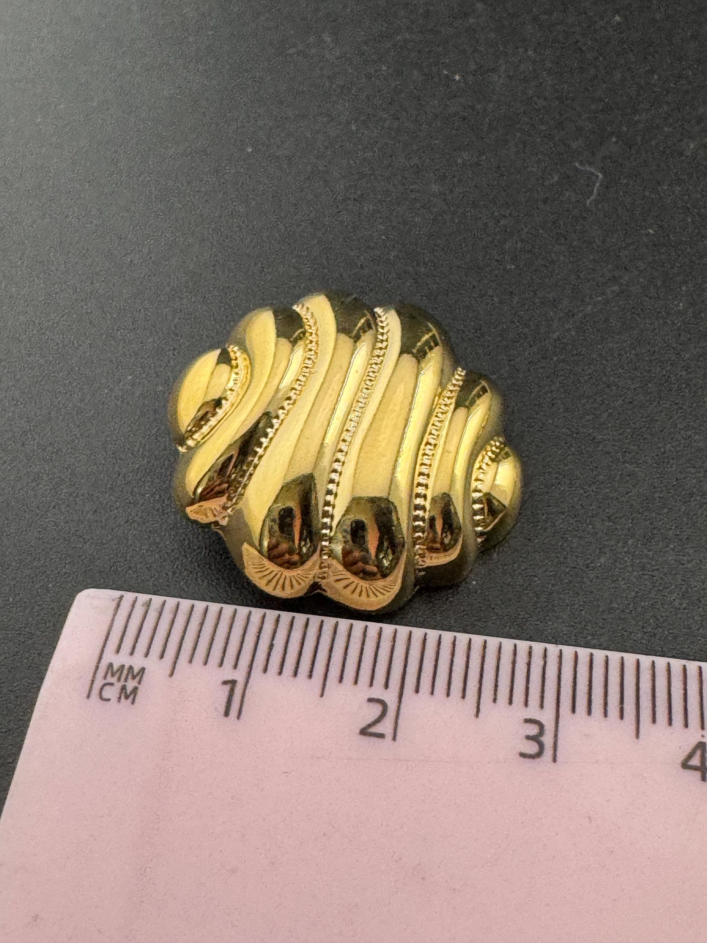 3cm Vintage 1980s punched formed metal gold tone disc stud earrings for pierced ears