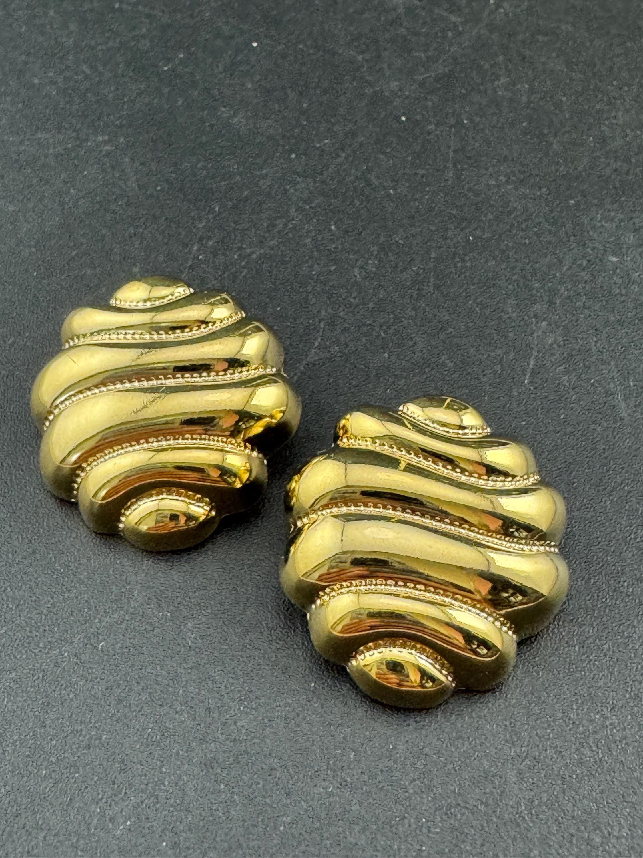 3cm Vintage 1980s punched formed metal gold tone disc stud earrings for pierced ears