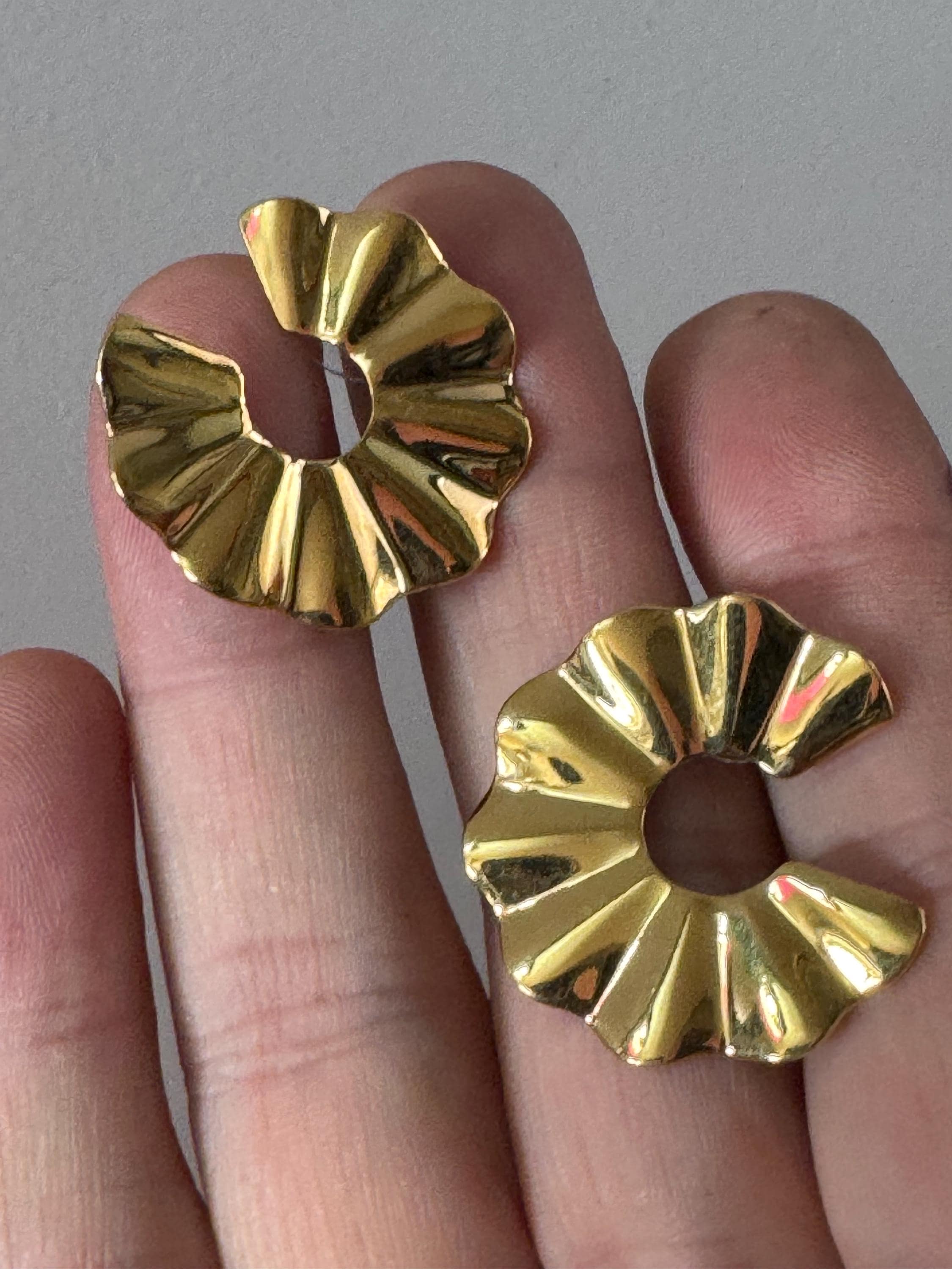 3cm Vintage 1980s crimple formed metal gold tone round stud earrings for pierced ears