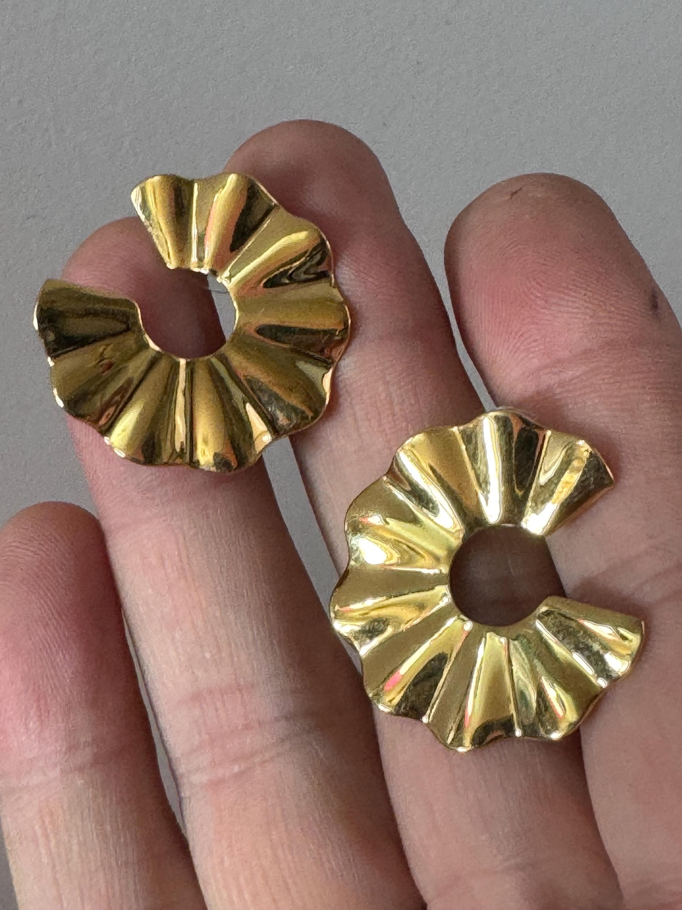 3cm Vintage 1980s crimple formed metal gold tone round stud earrings for pierced ears