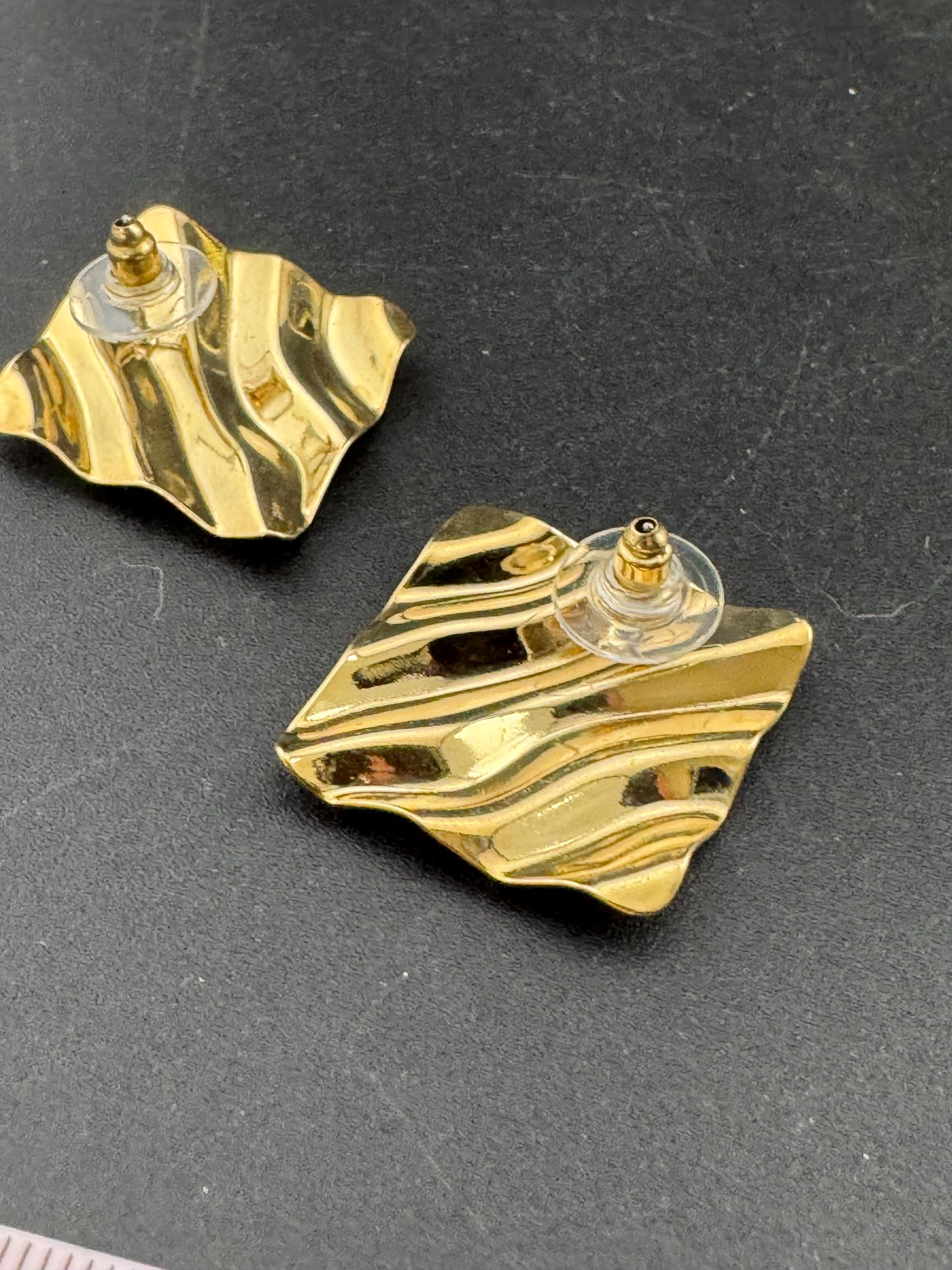 3cm Vintage 1980s punched Crimpled metal gold tone square stud earrings for pierced ears