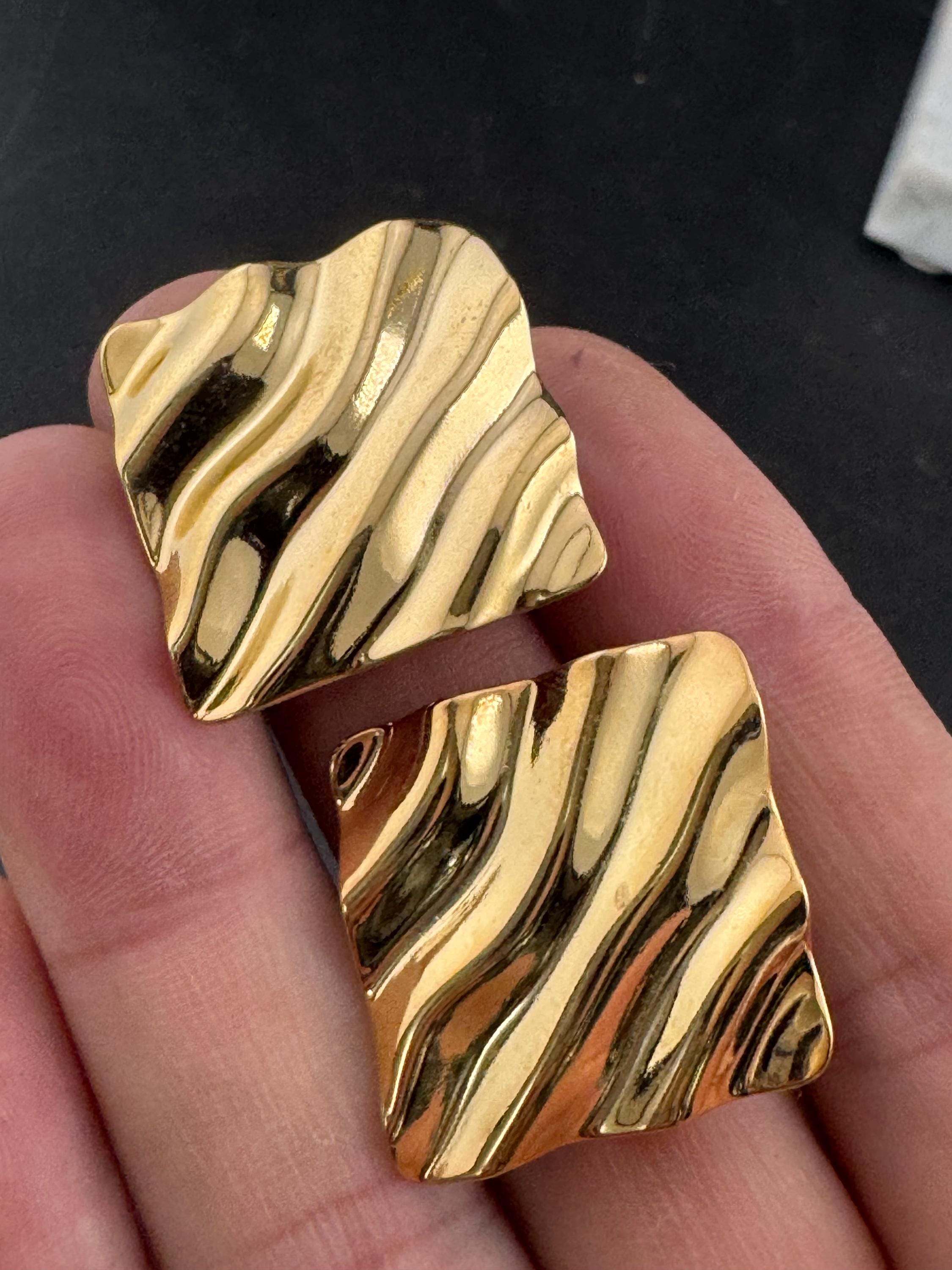 3cm Vintage 1980s punched Crimpled metal gold tone square stud earrings for pierced ears