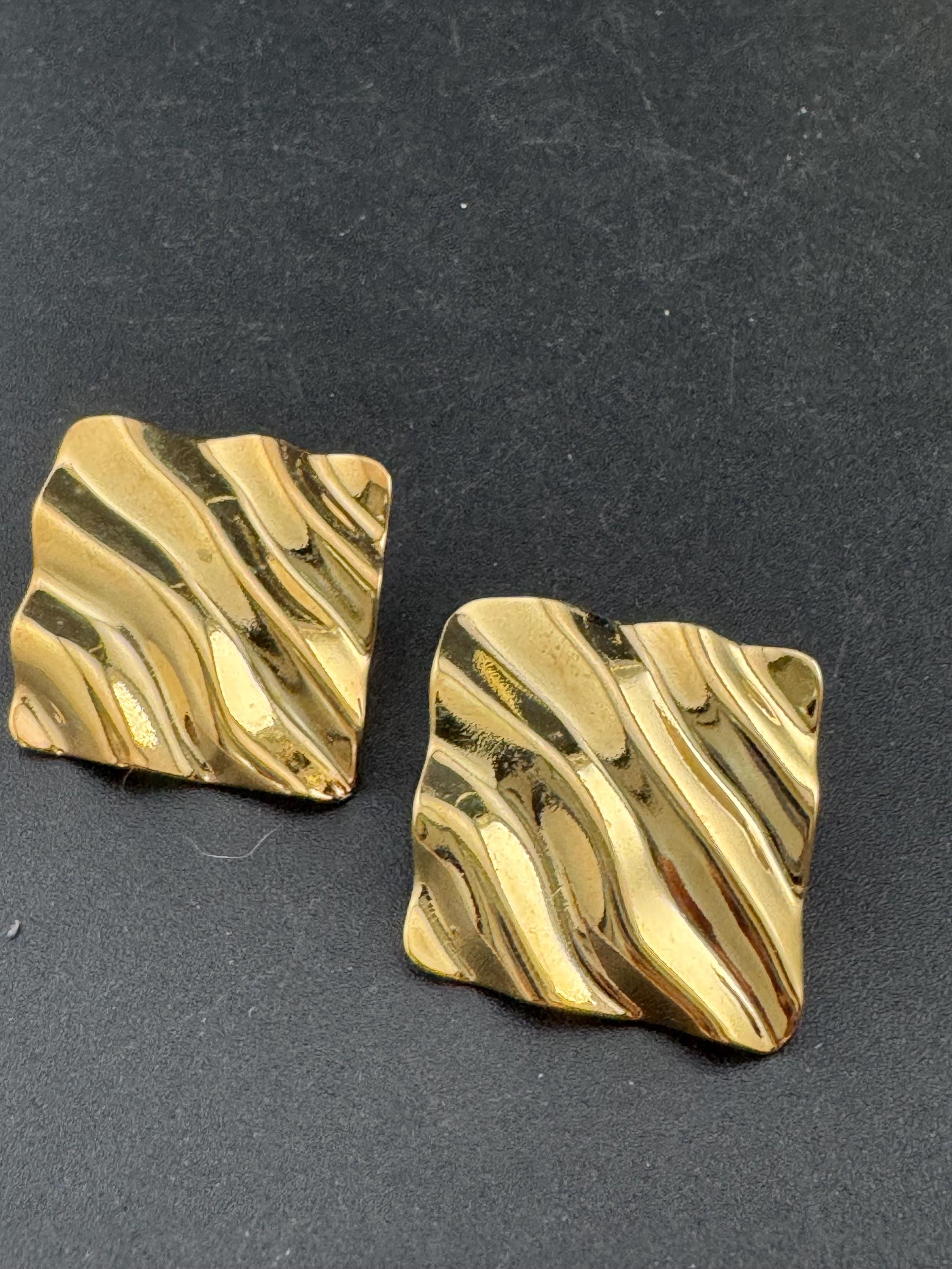 3cm Vintage 1980s punched Crimpled metal gold tone square stud earrings for pierced ears