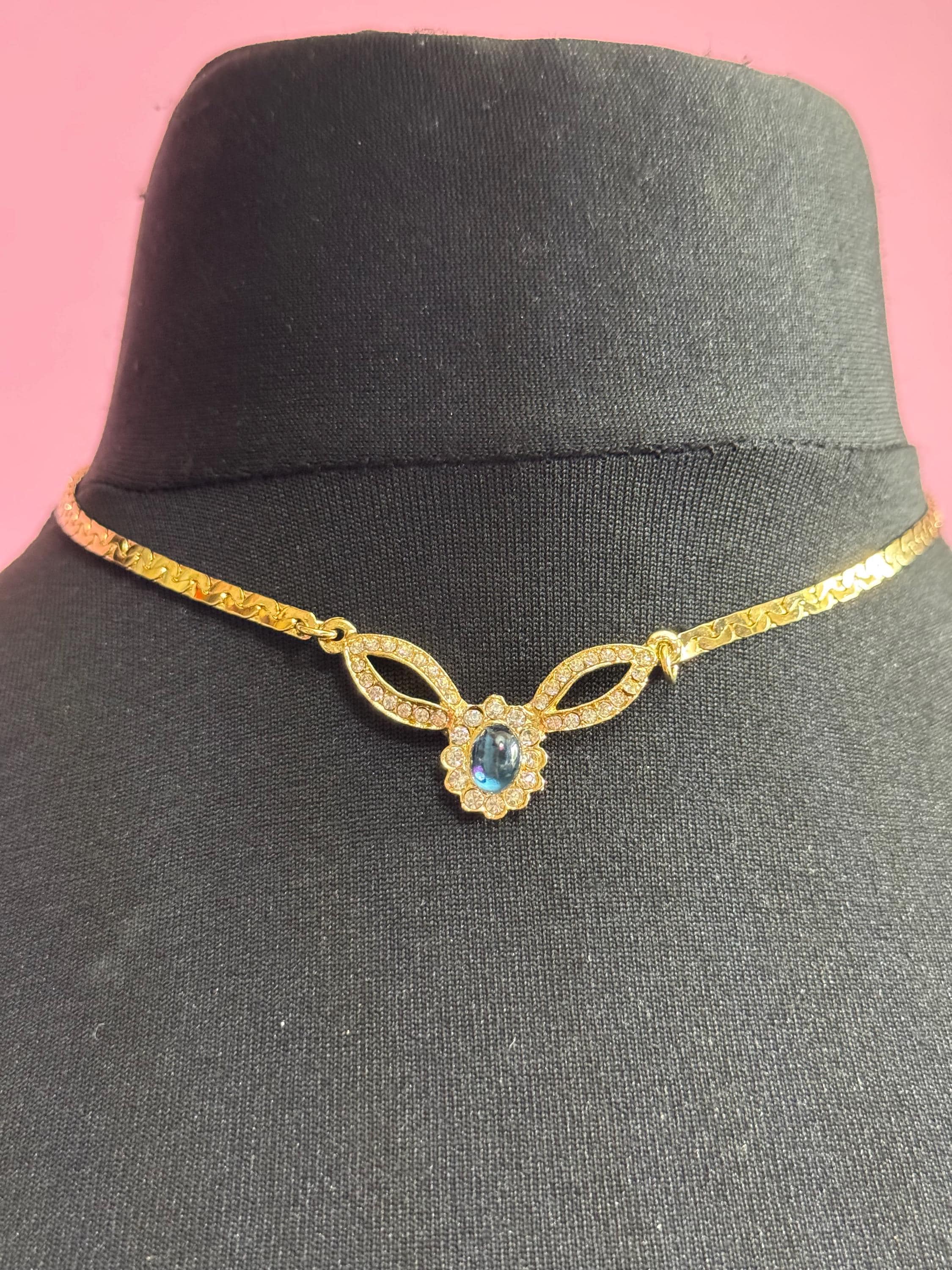 Retro Sapphire Cabochon Gold Tone Necklace: Diamanté Glass