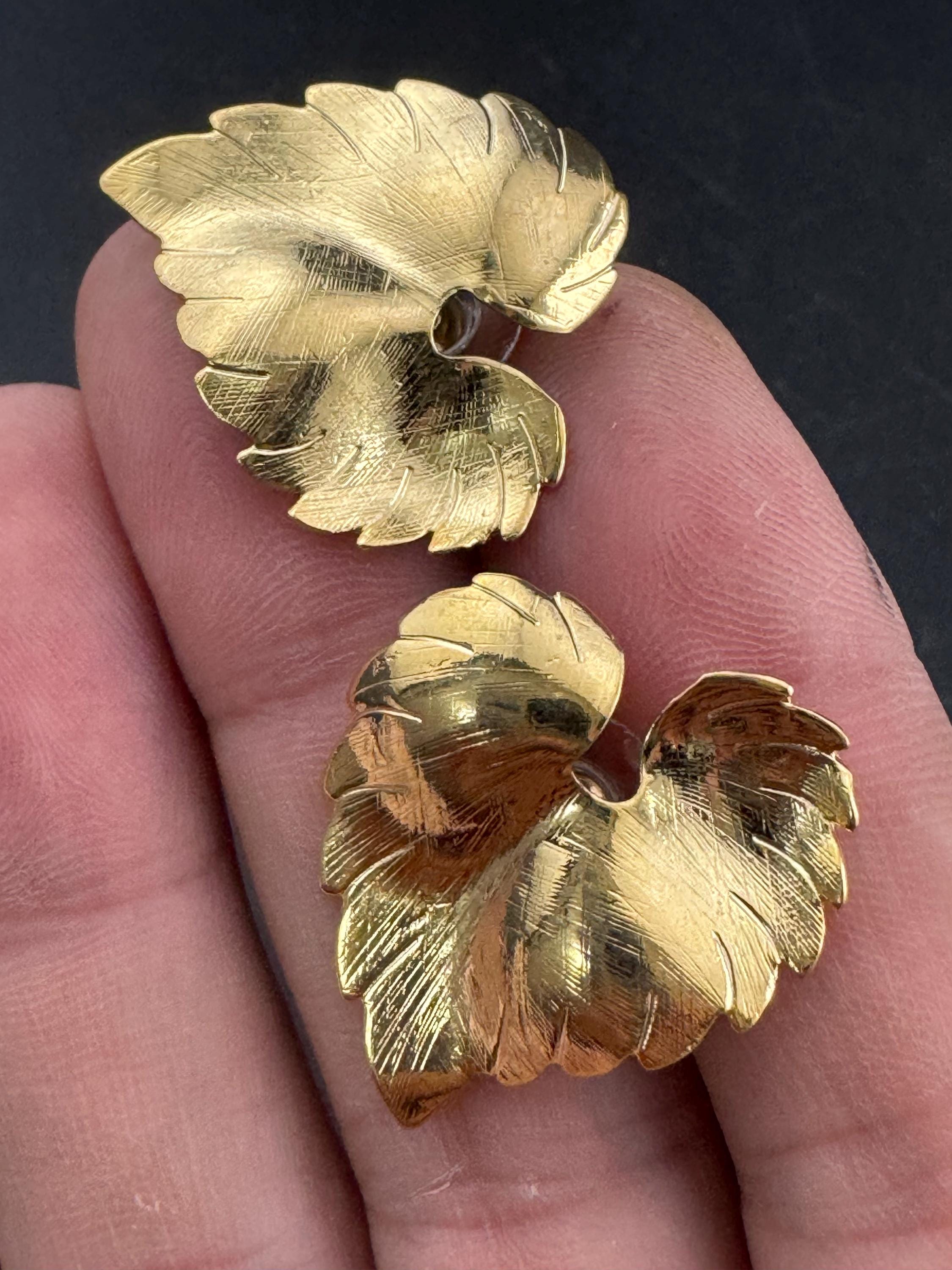 Vintage 80s shiny gold tone detailed leaf button stud earrings for pierced ears unworn