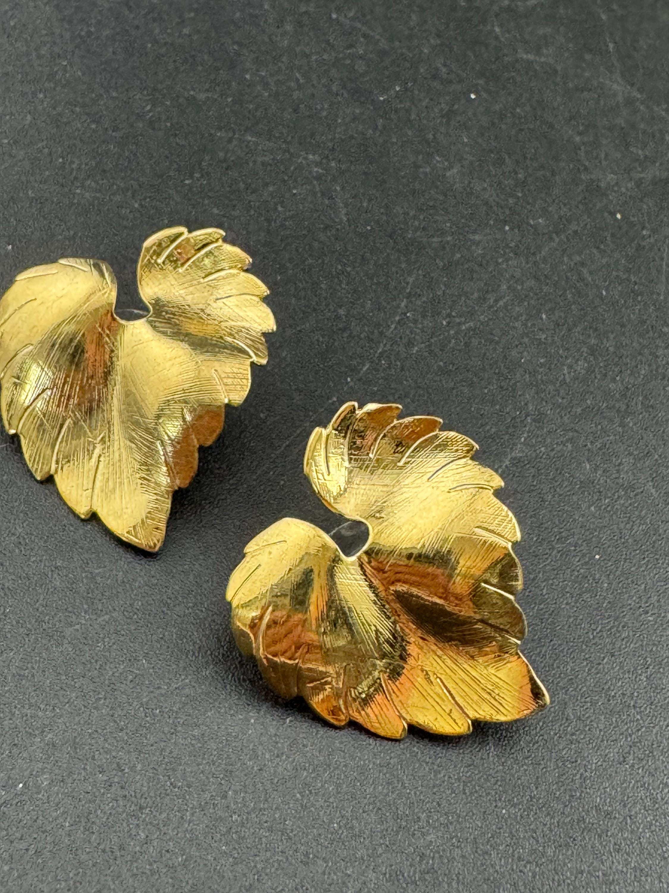 Vintage 80s shiny gold tone detailed leaf button stud earrings for pierced ears unworn