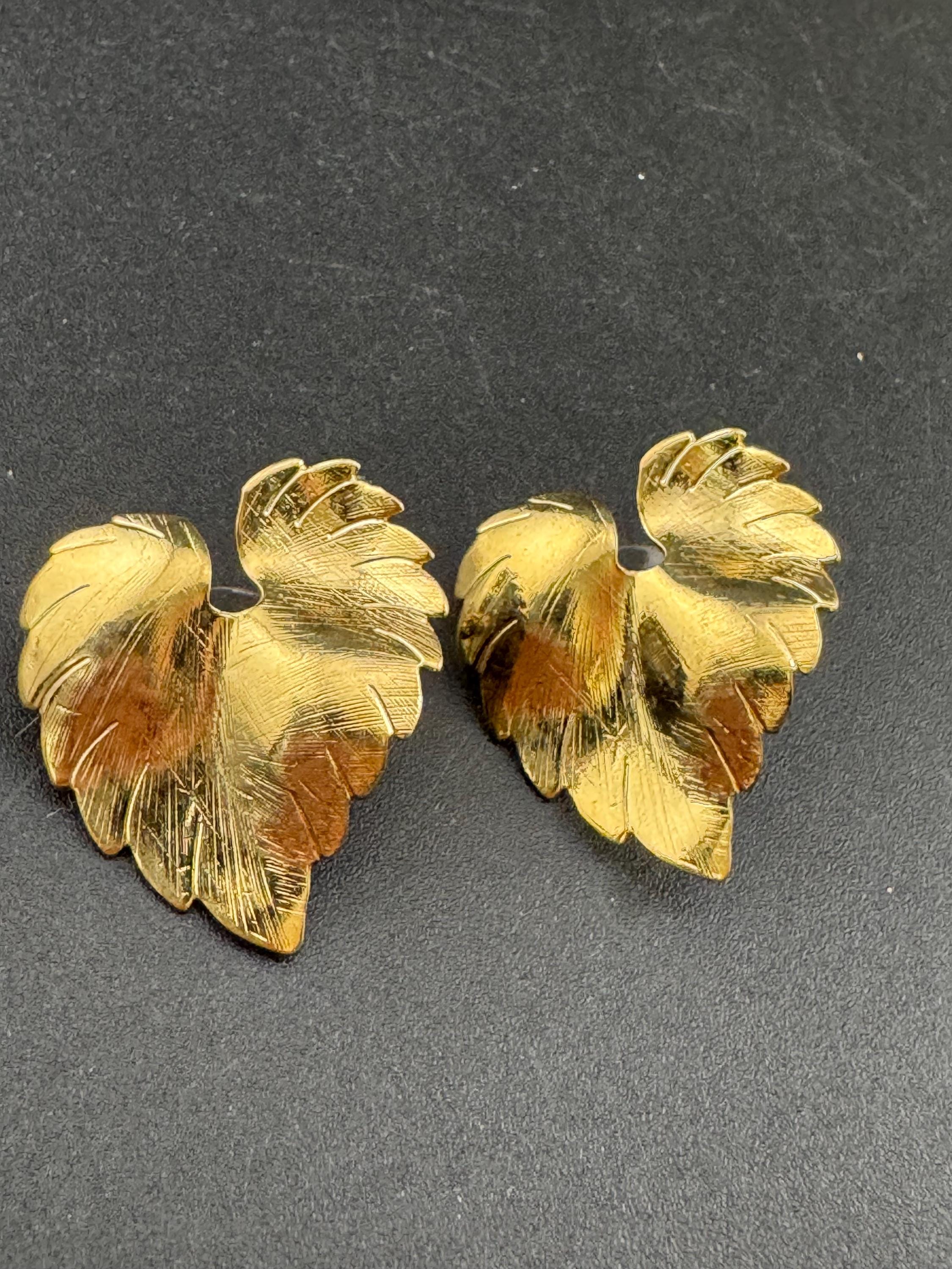 Vintage 80s shiny gold tone detailed leaf button stud earrings for pierced ears unworn