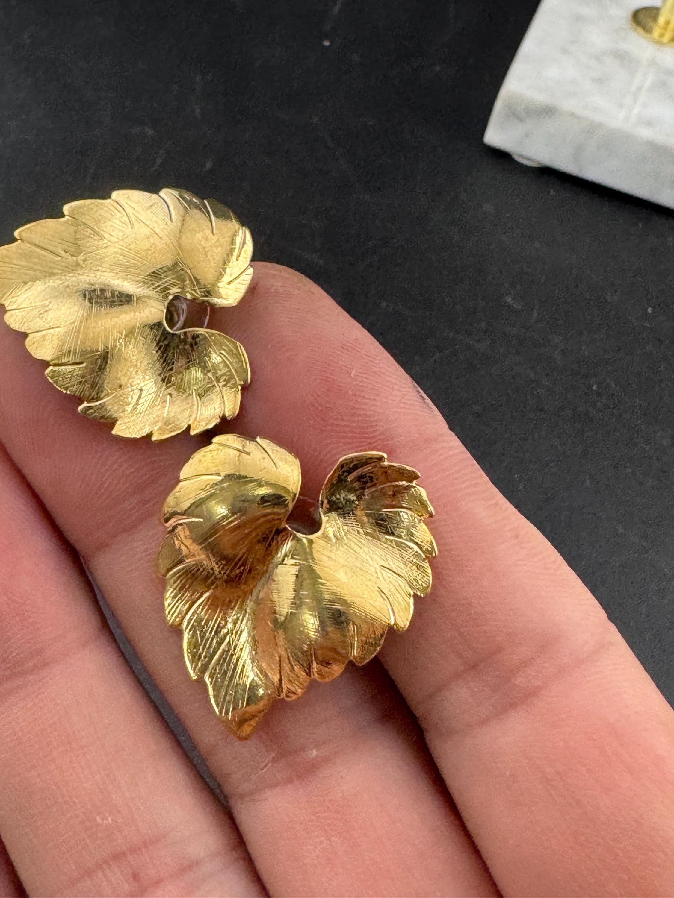 Vintage 80s shiny gold tone detailed leaf button stud earrings for pierced ears unworn