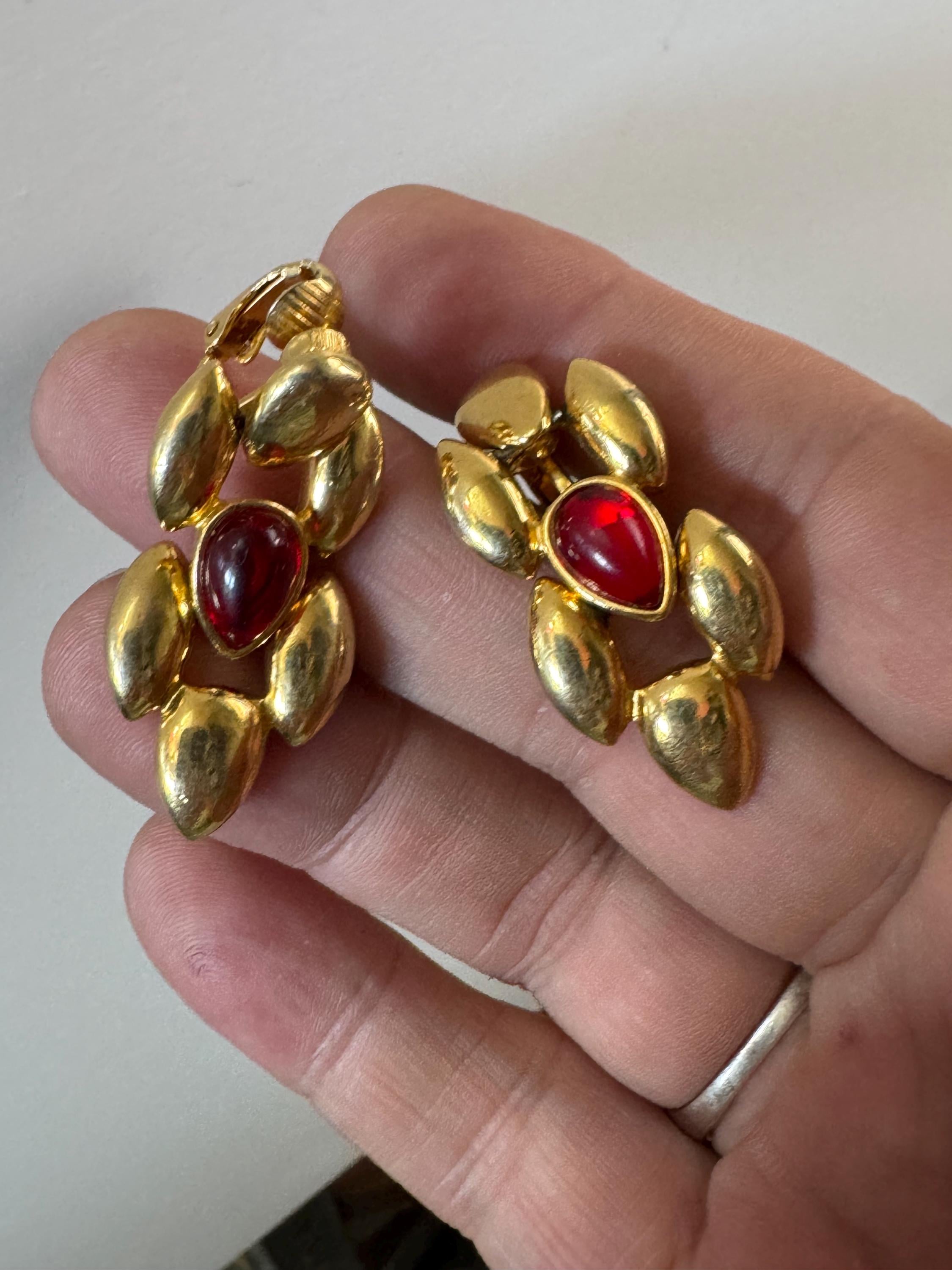 Vintage Gold Tone 1980s panther brick Chain Link drop earrings with Ruby Red teardrop cabochon clip on earrings