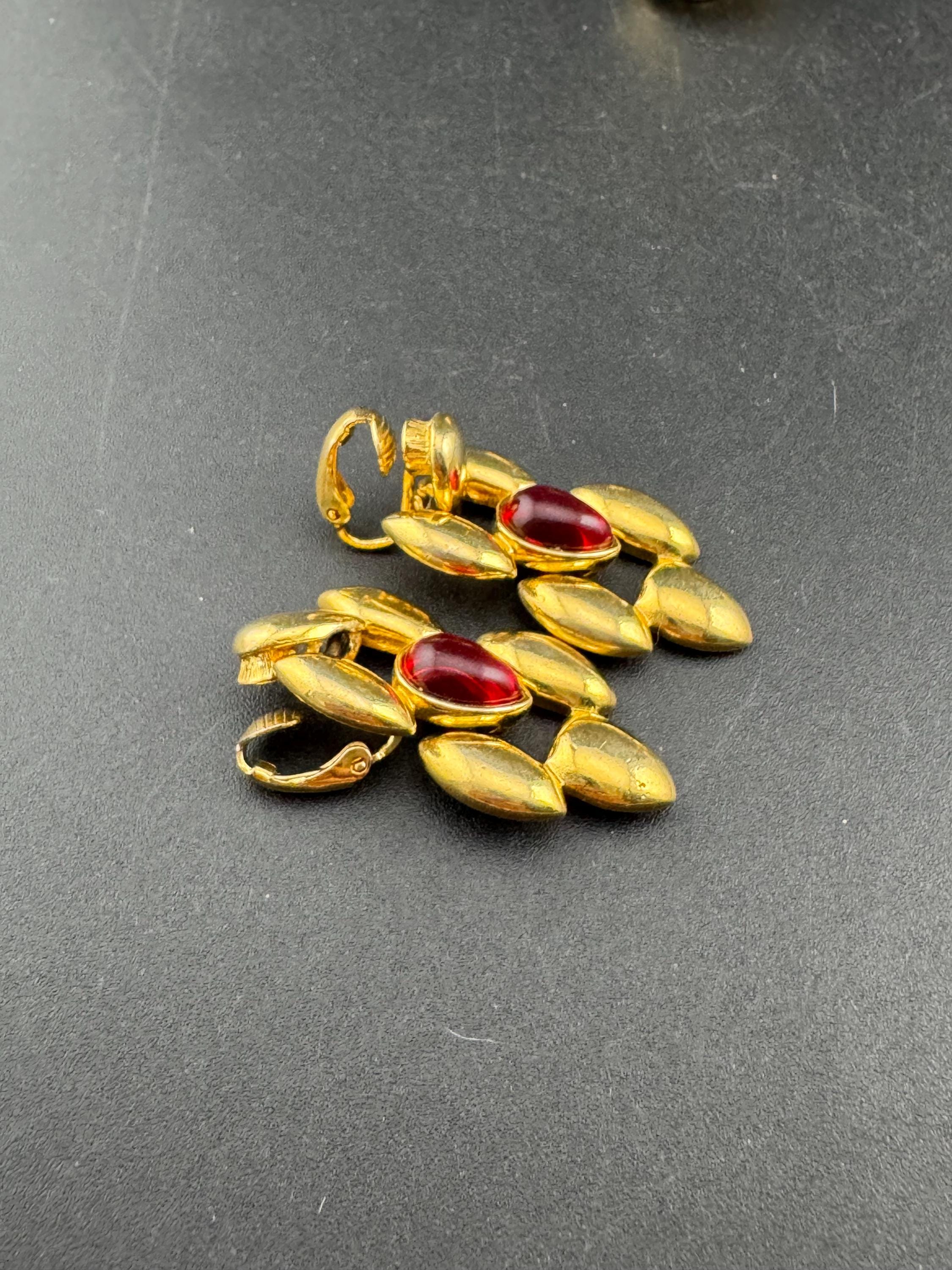 Vintage Gold Tone 1980s panther brick Chain Link drop earrings with Ruby Red teardrop cabochon clip on earrings