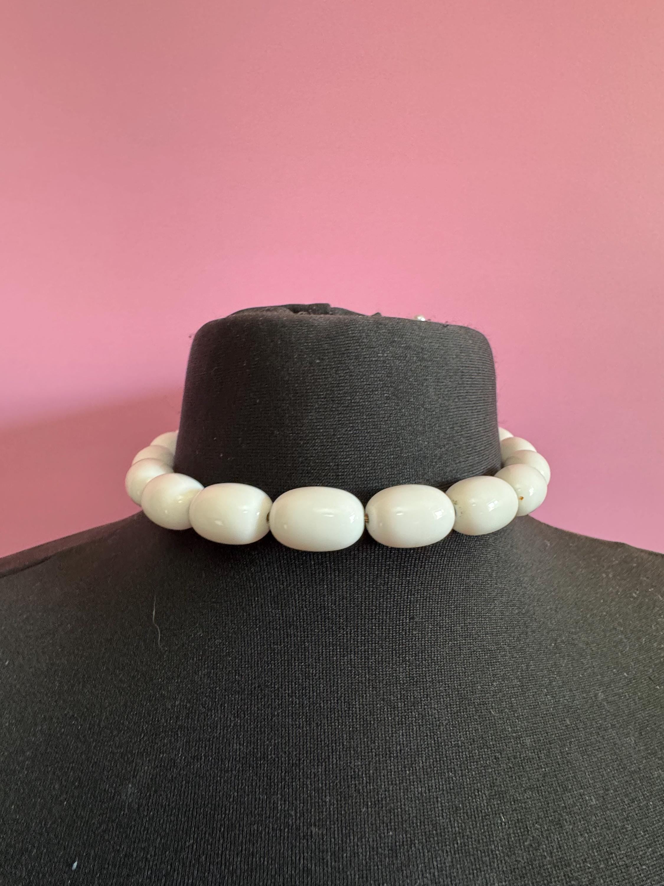 Vintage chunky white plastic beaded short collar choker necklace 42cm