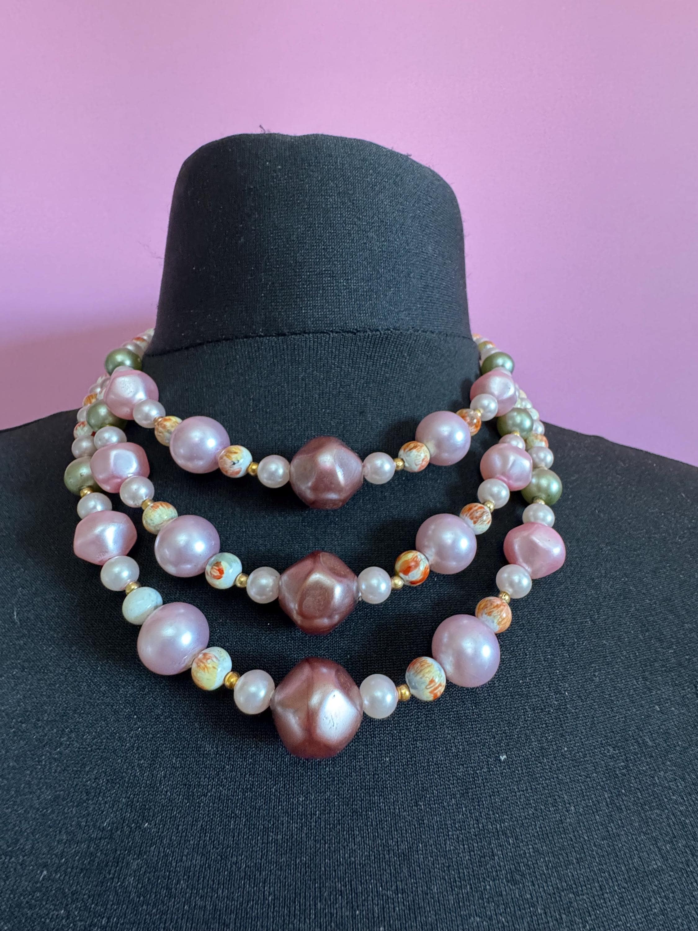 Mid century pink Hong Kong faux pearl chunky plastic beaded multi strand choker necklace
