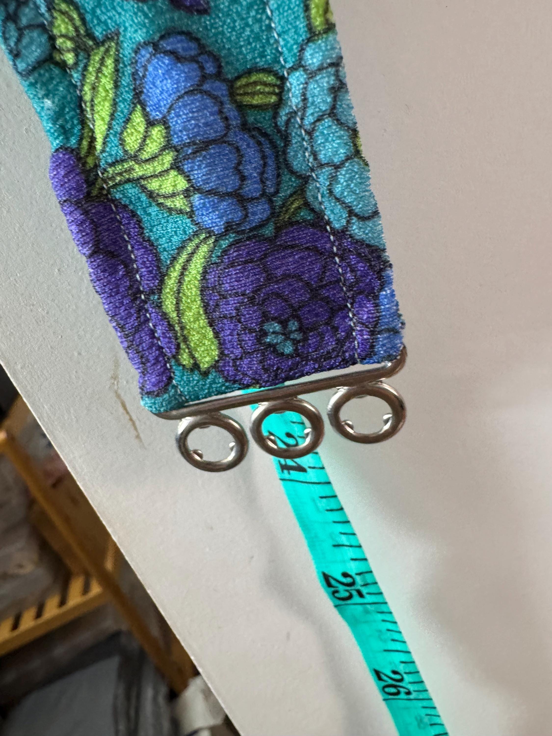 Vintage retro ladies stretch elasticated Hippy Festival Psychedelic Blue Green White Pop cinch belt silver tone buckle 1960s 1970s