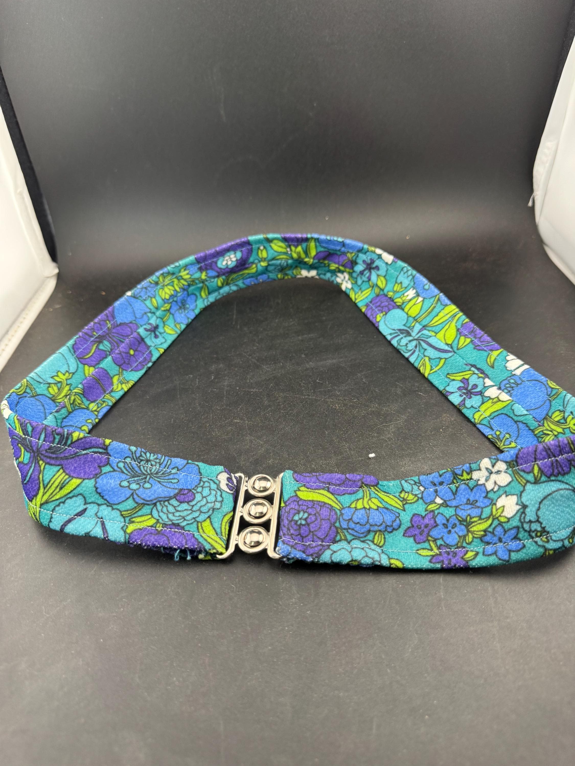 Vintage retro ladies stretch elasticated Hippy Festival Psychedelic Blue Green White Pop cinch belt silver tone buckle 1960s 1970s