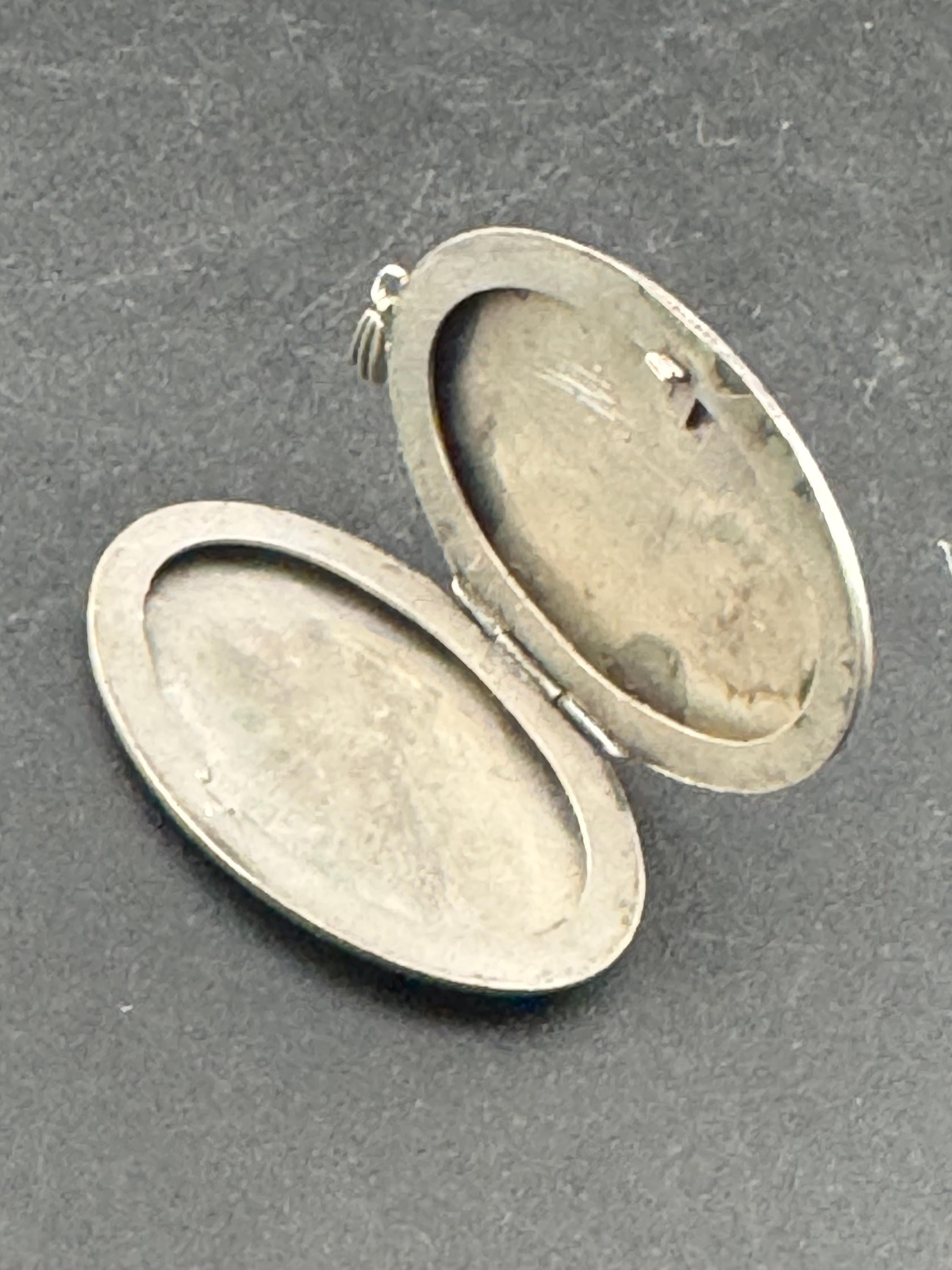 Vintage large photo Locket with engraved floral design, memorial keepsake stamp faded 12.1 grams