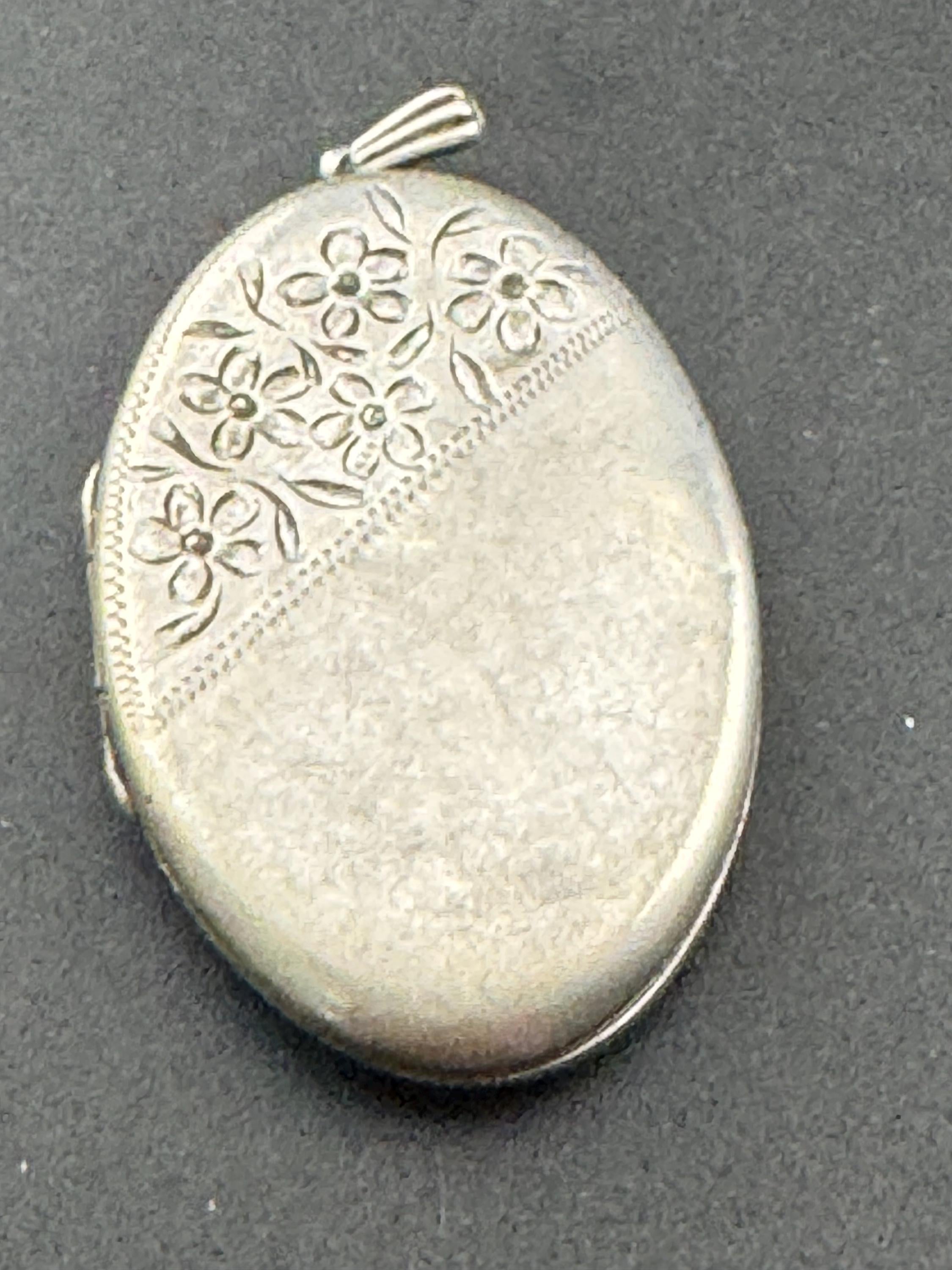 Vintage large photo Locket with engraved floral design, memorial keepsake stamp faded 12.1 grams