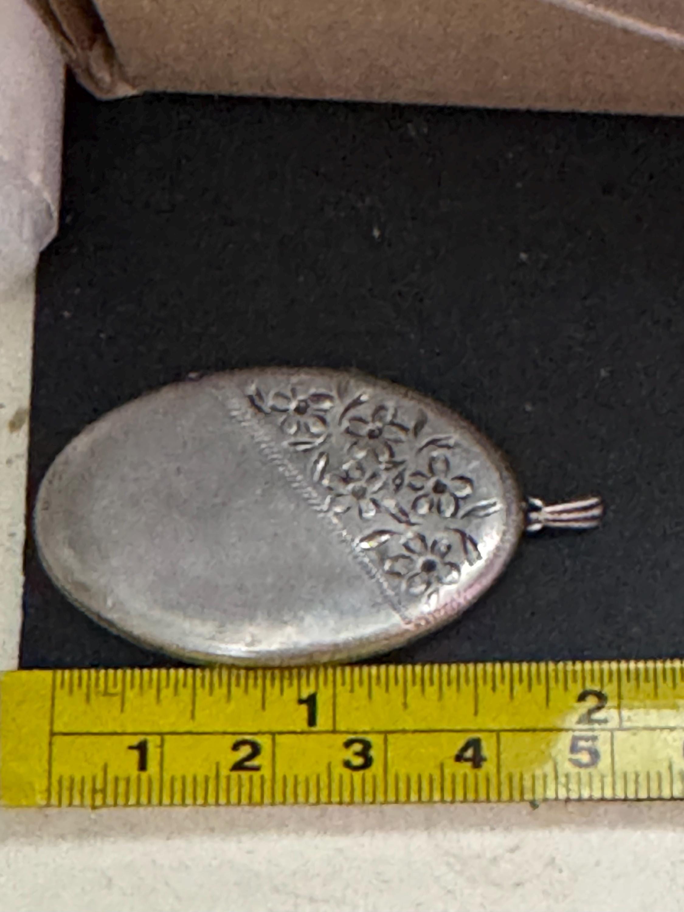 Vintage large photo Locket with engraved floral design, memorial keepsake stamp faded 12.1 grams