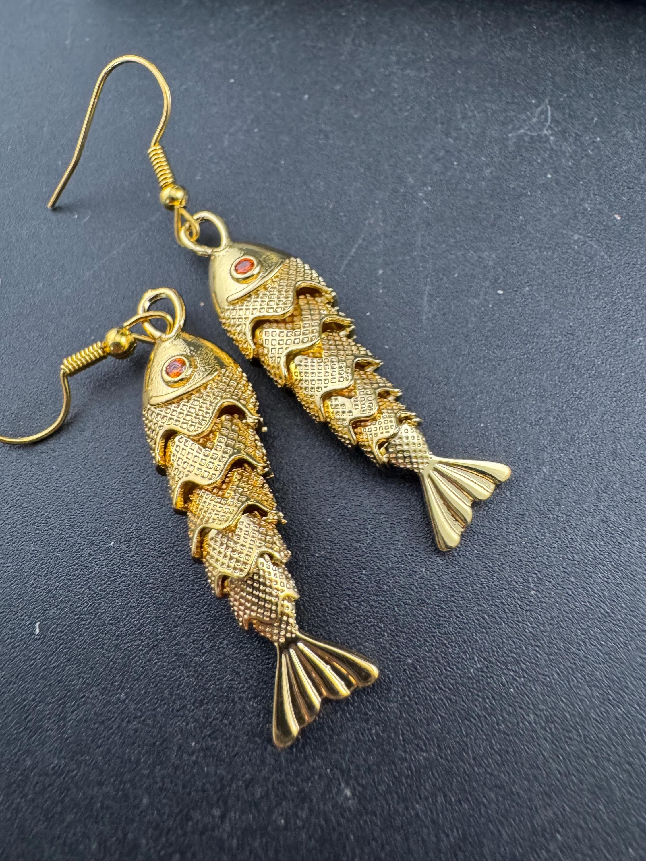 Nautical gold tone 3D novelty articulated moving fish dangly drop charm earrings for pierced ears