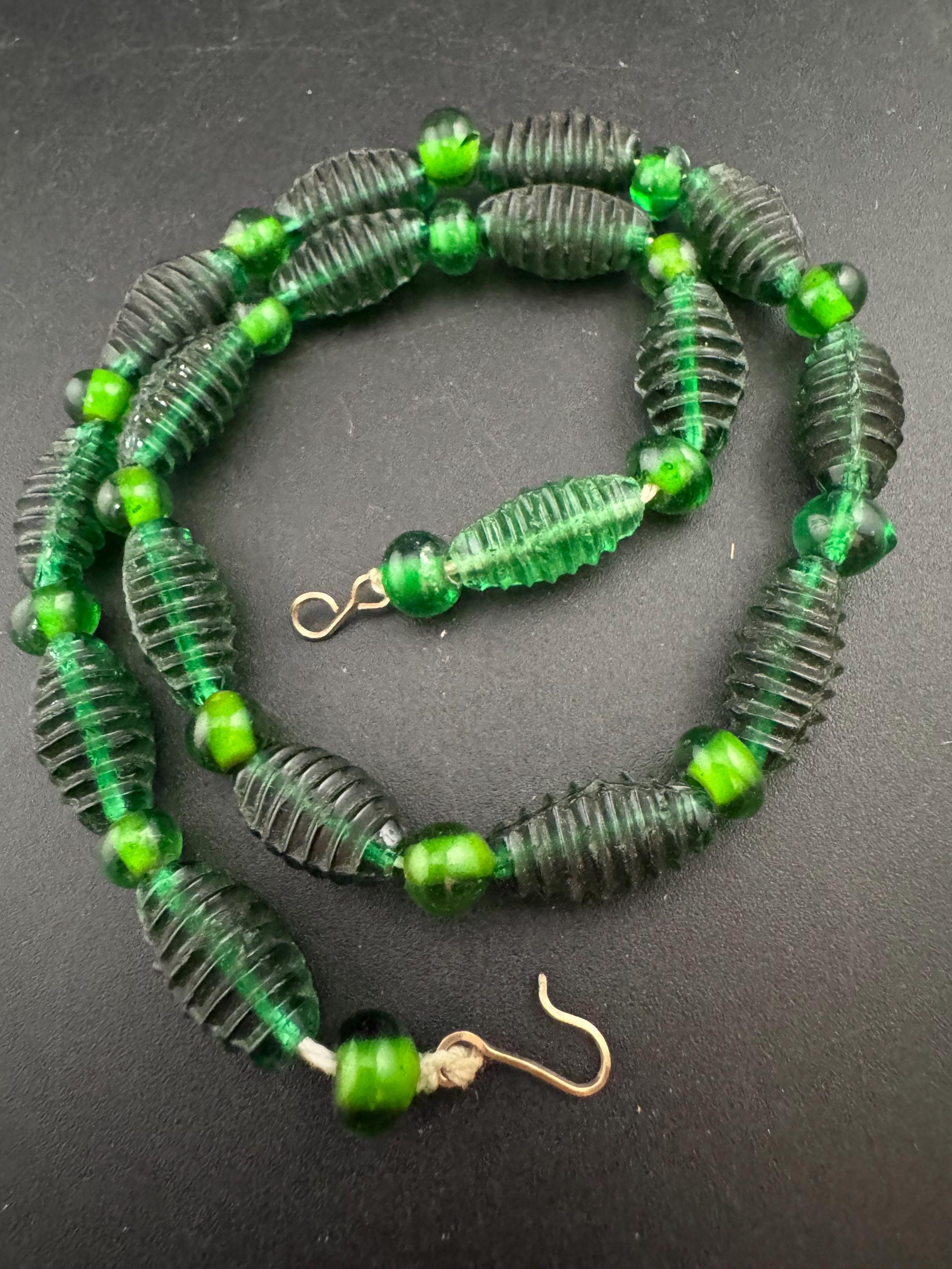 Antique art deco green glass crystal ribbed beaded carved detail necklace vintage rolled gold