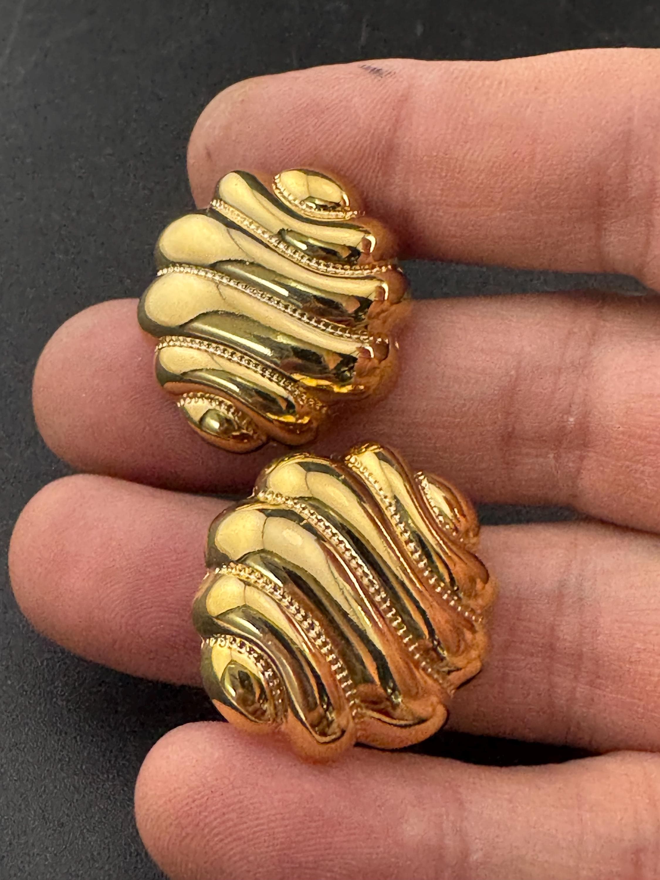 3cm Vintage 1980s punched formed metal gold tone disc stud earrings for pierced ears