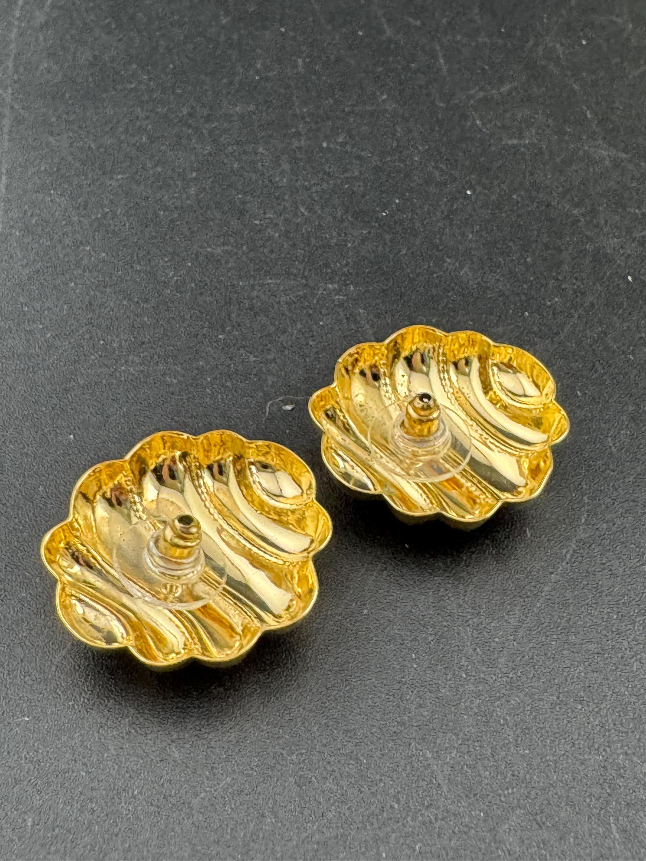 3cm Vintage 1980s punched formed metal gold tone disc stud earrings for pierced ears