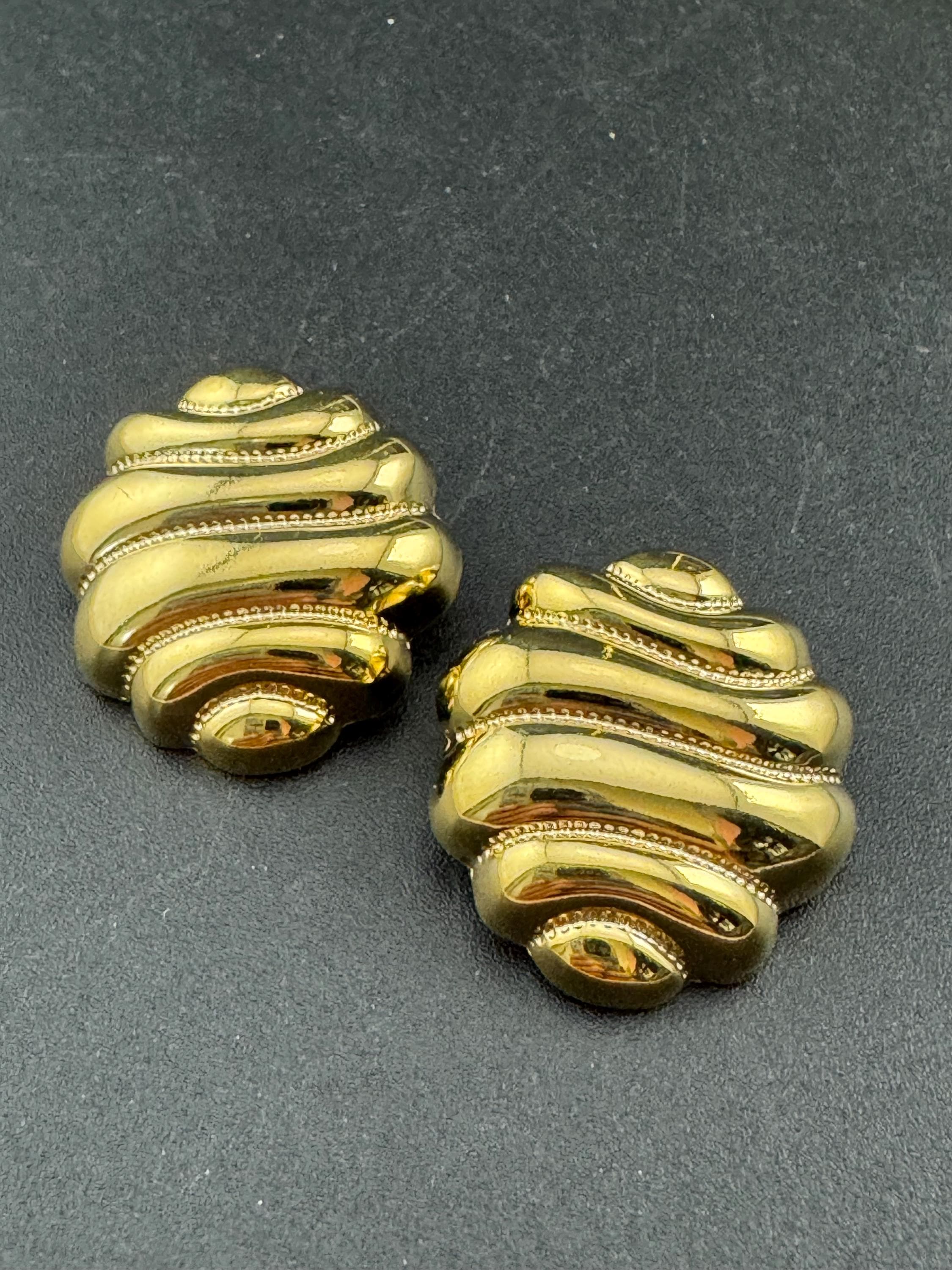3cm Vintage 1980s punched formed metal gold tone disc stud earrings for pierced ears