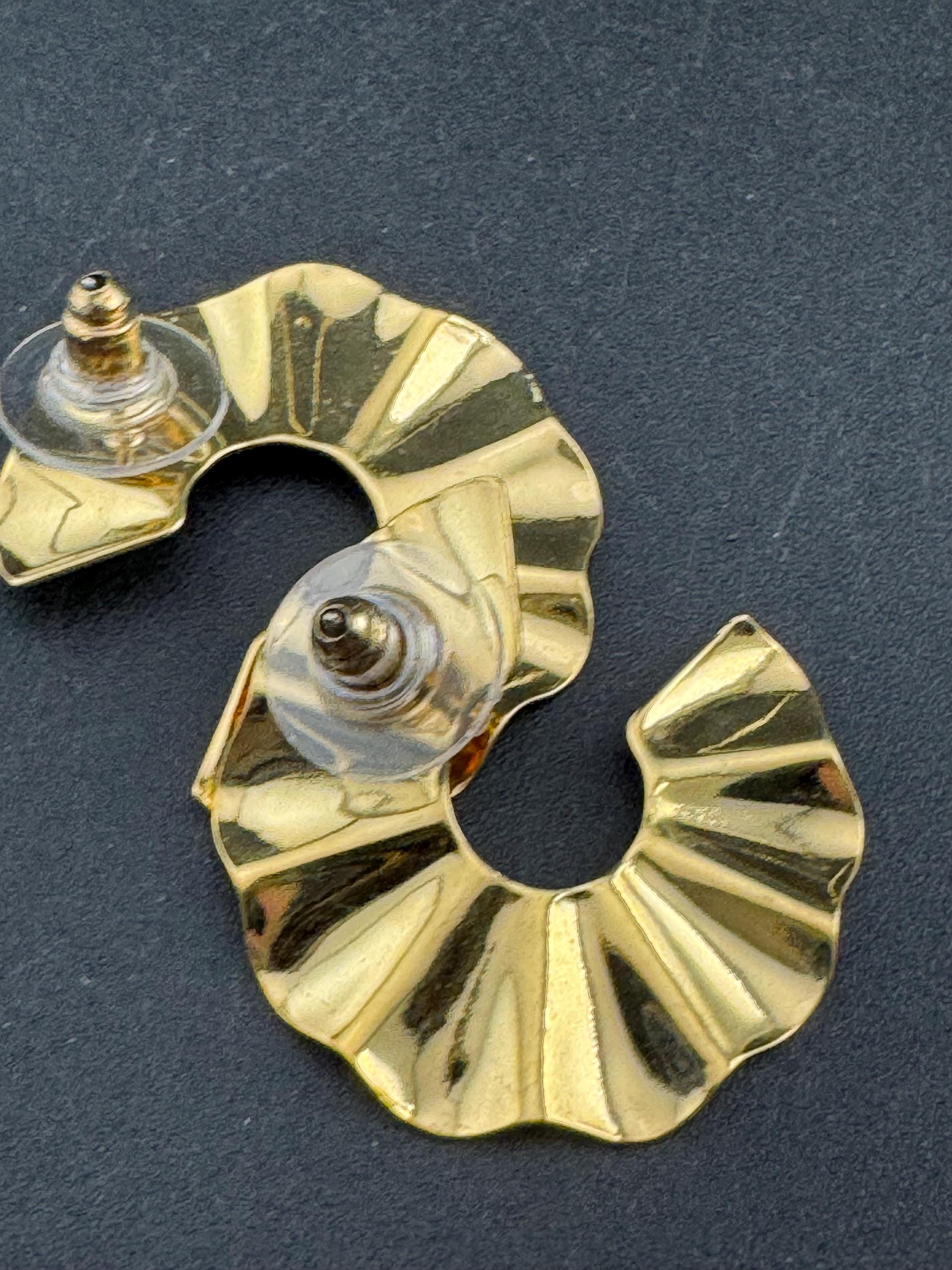 3cm Vintage 1980s crimple formed metal gold tone round stud earrings for pierced ears