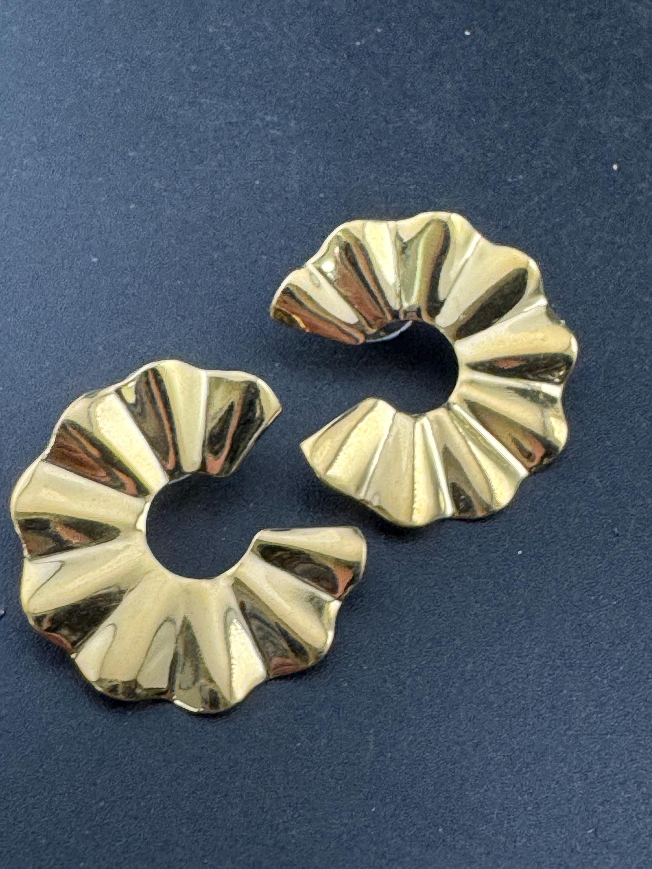 3cm Vintage 1980s crimple formed metal gold tone round stud earrings for pierced ears